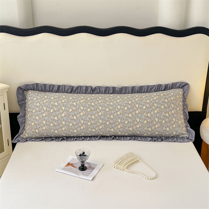 91家纺网 家纺一手货源 找家纺 梦舒羽 2026新款A类云朵棉法式压花边枕套加长双人情侣1.8米枕芯内胆套1.5m枕头套 风栖木槿-灰（法式压花边）