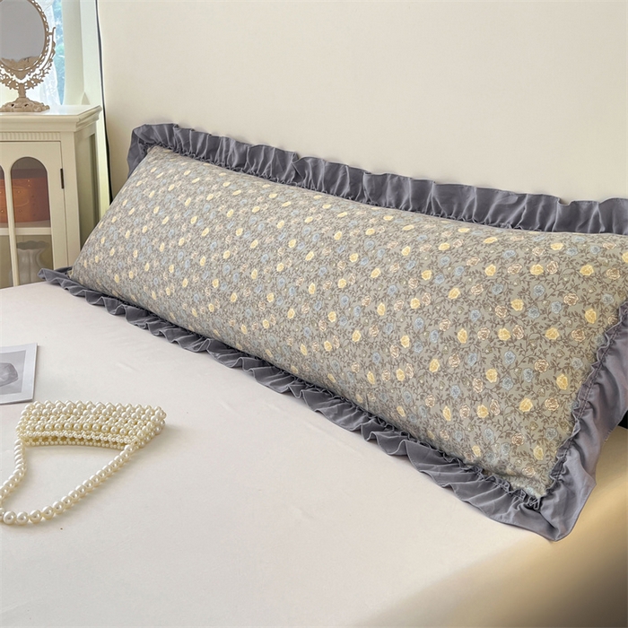 91家纺网 家纺一手货源 找家纺 梦舒羽 2026新款A类云朵棉法式压花边枕套加长双人情侣1.8米枕芯内胆套1.5m枕头套 风栖木槿-灰（法式压花边）