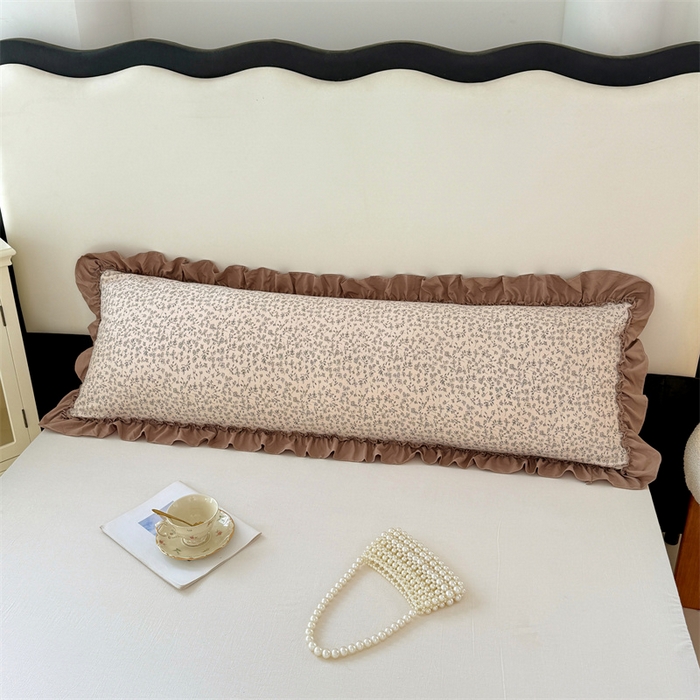 91家纺网 家纺一手货源 找家纺 梦舒羽 2026新款A类云朵棉法式压花边枕套加长双人情侣1.8米枕芯内胆套1.5m枕头套 柏林梦境-咖（法式压花边）