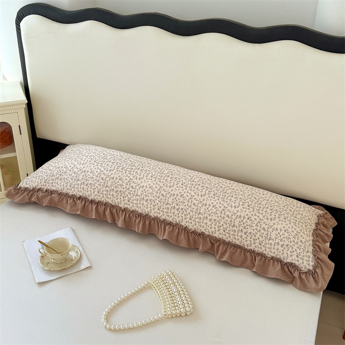 91家纺网 家纺一手货源 找家纺 梦舒羽 2026新款A类云朵棉法式压花边枕套加长双人情侣1.8米枕芯内胆套1.5m枕头套 柏林梦境-咖（法式压花边）