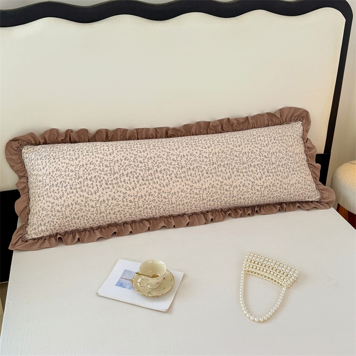 91家纺网 家纺一手货源 找家纺 梦舒羽 2026新款A类云朵棉法式压花边枕套加长双人情侣1.8米枕芯内胆套1.5m枕头套 柏林梦境-咖（法式压花边）