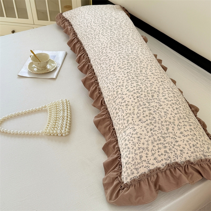 91家纺网 家纺一手货源 找家纺 梦舒羽 2026新款A类云朵棉法式压花边枕套加长双人情侣1.8米枕芯内胆套1.5m枕头套 柏林梦境-咖（法式压花边）