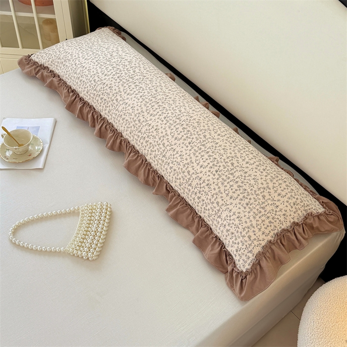 91家纺网 家纺一手货源 找家纺 梦舒羽 2026新款A类云朵棉法式压花边枕套加长双人情侣1.8米枕芯内胆套1.5m枕头套 柏林梦境-咖（法式压花边）