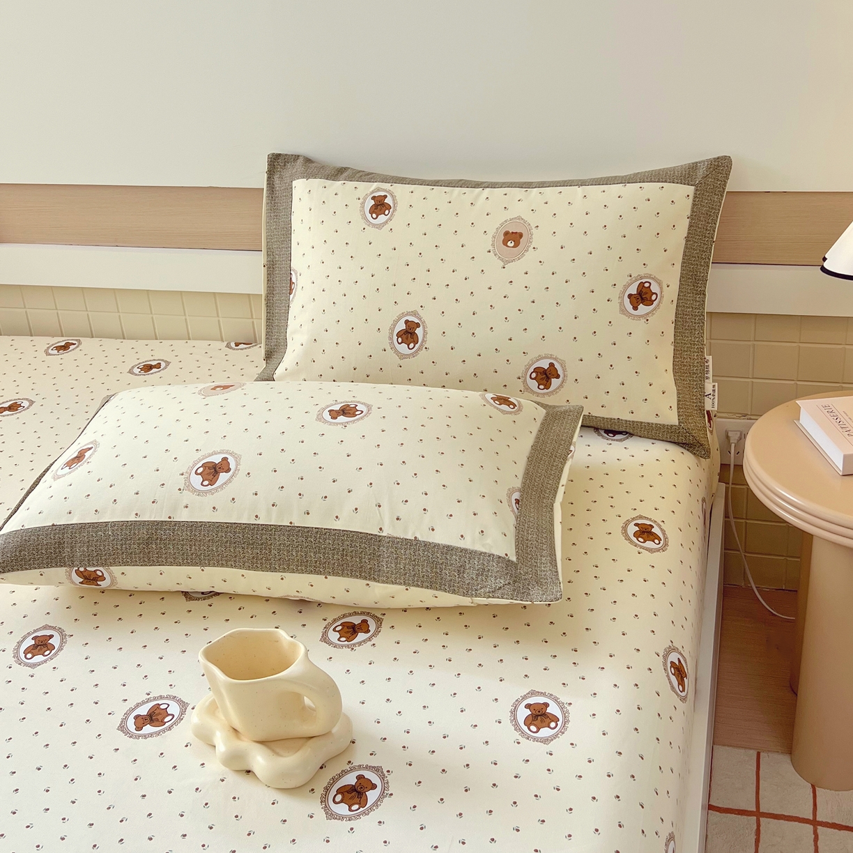 91家纺网 家纺一手货源 找家纺 春皖家纺 2026新款全棉老粗布工艺款单枕套枕套单件 可爱熊