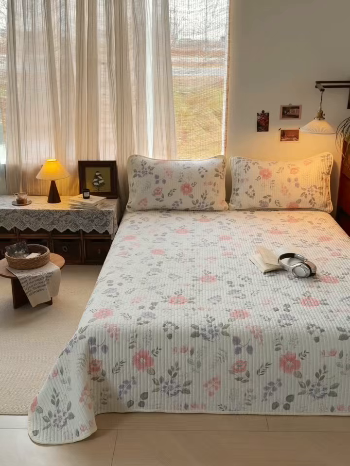 91家纺网 家纺一手货源 找家纺 优雅星家纺 2026新款A类小清新四季可用学生宿舍床单  单件夹棉炕盖床盖炕毯三件套（长期有货） 花韵