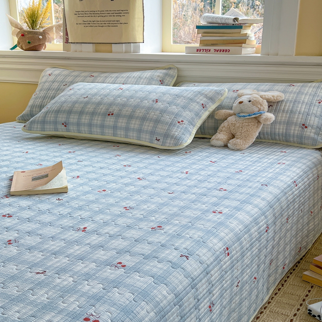 91家纺网 家纺一手货源 找家纺 优雅星家纺 2026新款A类小清新四季可用学生宿舍床单  单件夹棉炕盖床盖炕毯三件套（长期有货） 蓝格樱桃