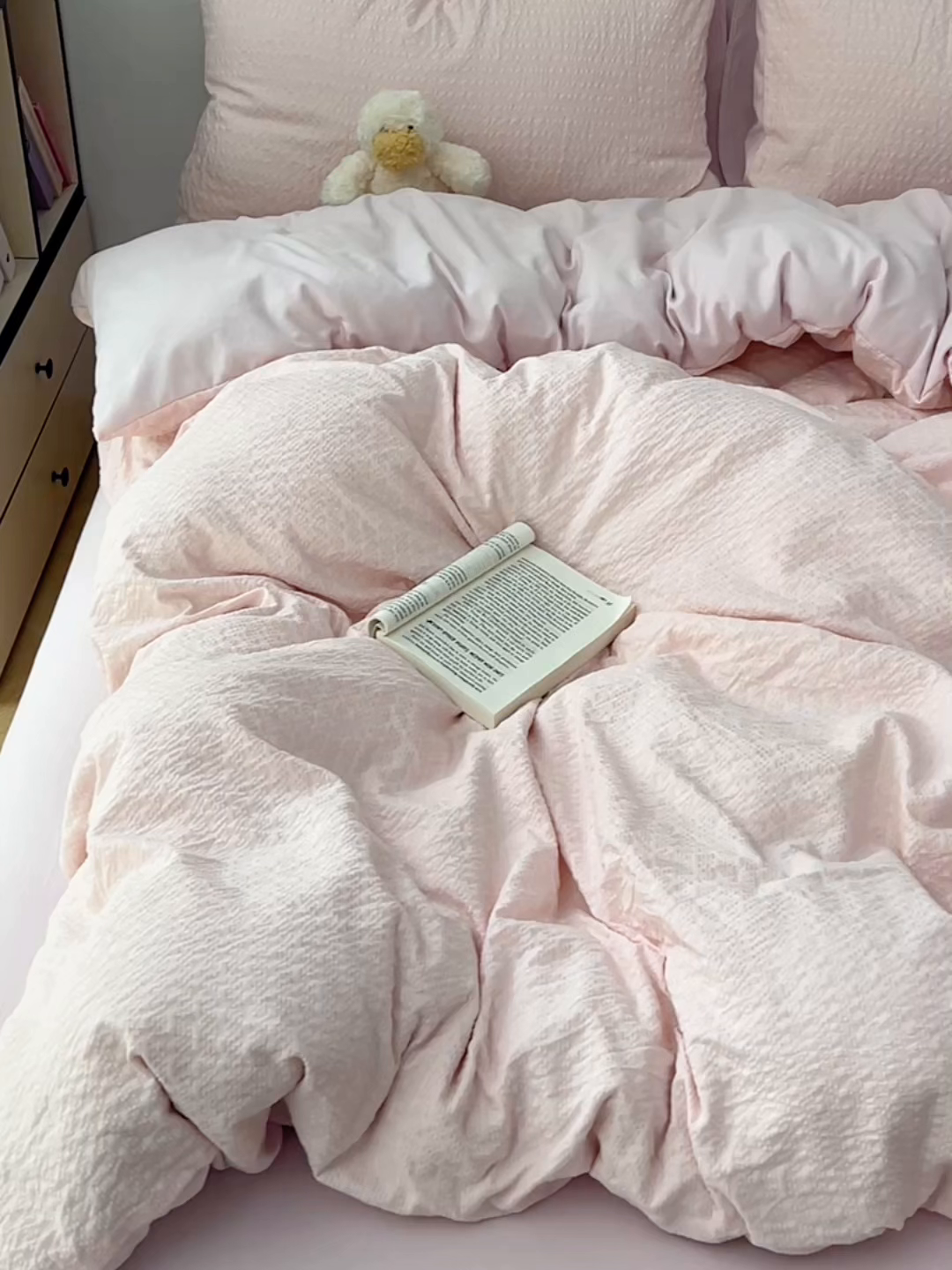 91家纺网 家纺一手货源 找家纺 贝拉梦家纺 2026新款高克重高品质A类超软糯泡芙纱纯色四件套 樱花气泡