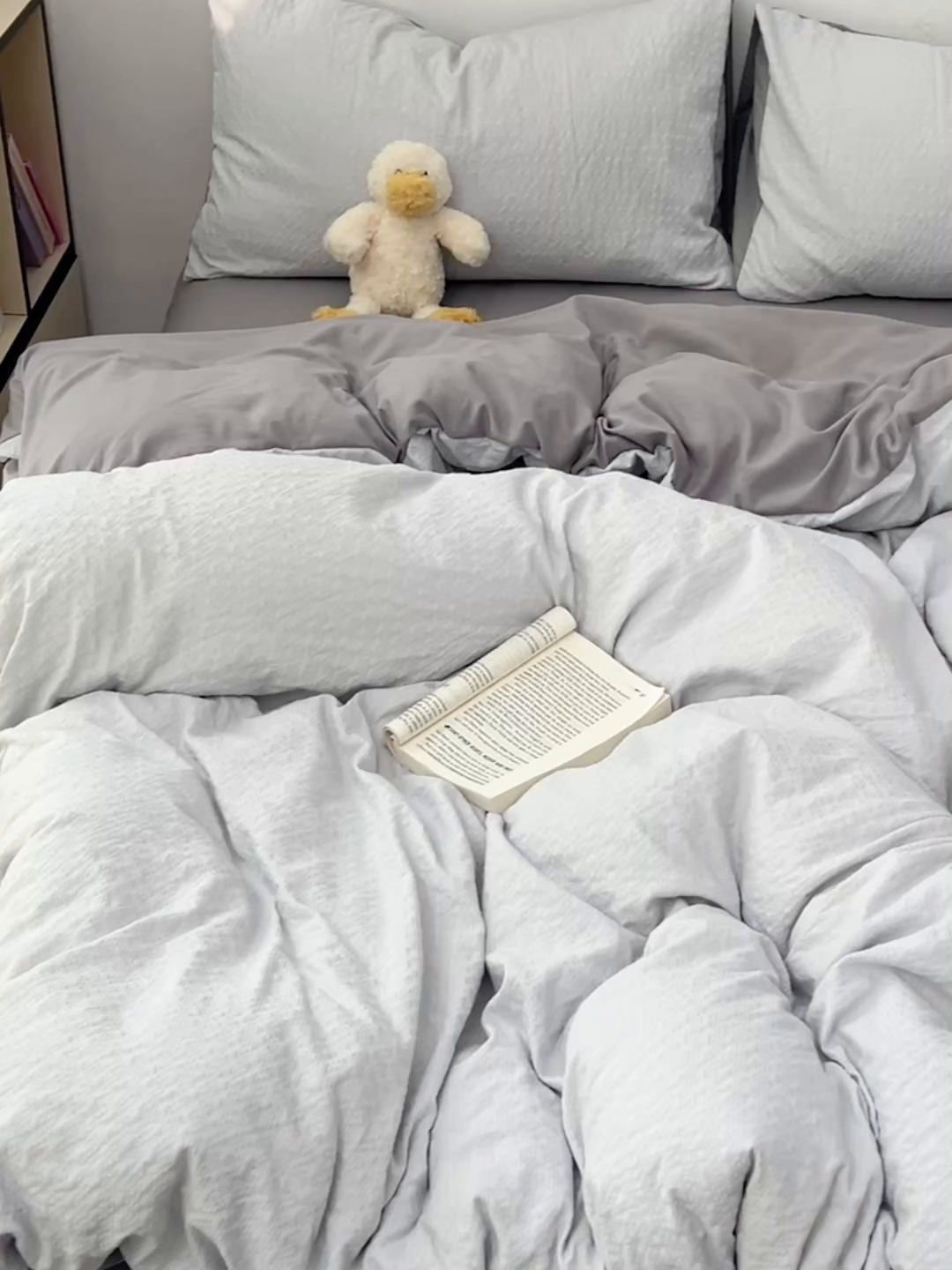 91家纺网 家纺一手货源 找家纺 贝拉梦家纺 2026新款高克重高品质A类超软糯泡芙纱纯色四件套 灰雾泡芙