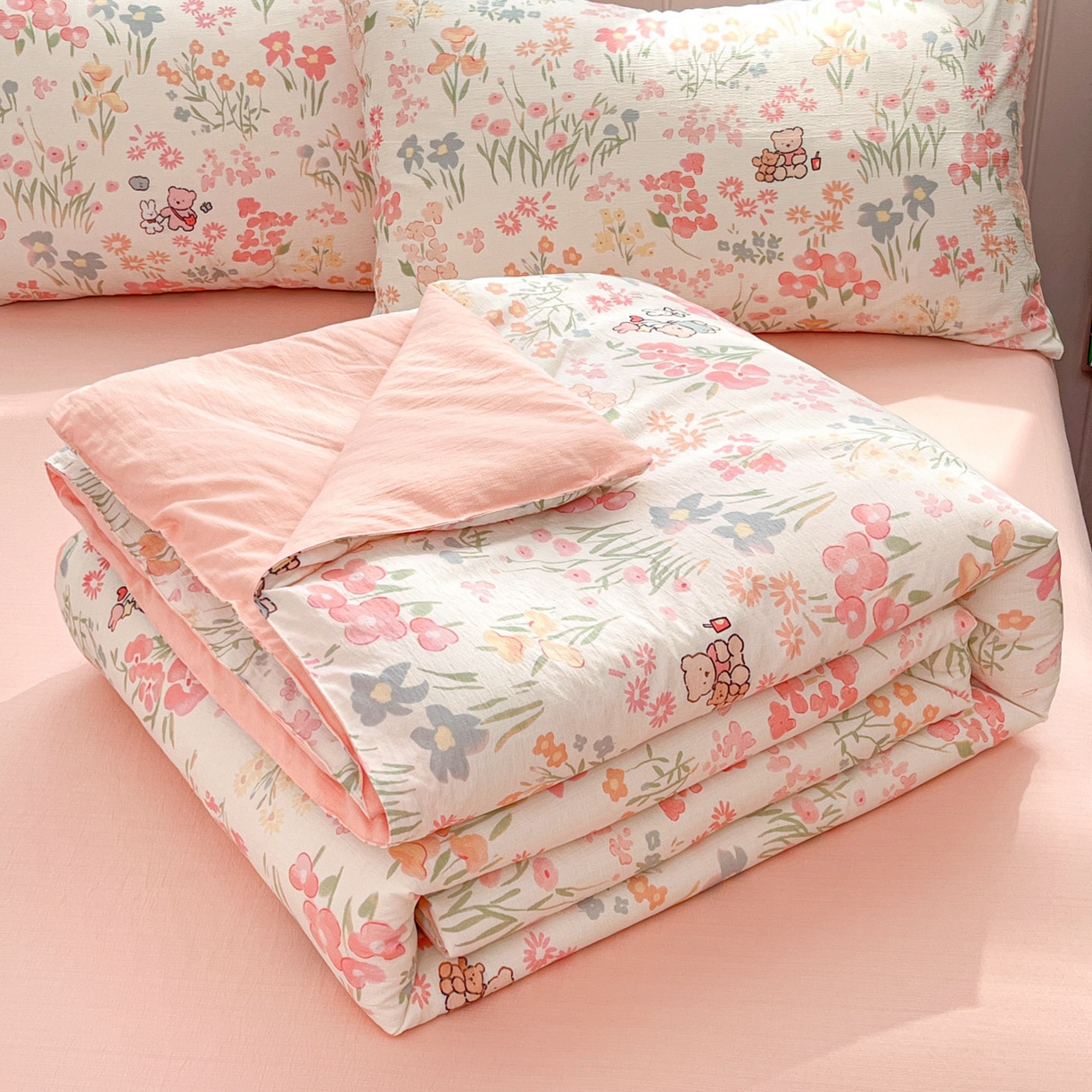 盛秋家纺 2026新款皱皱纱印花夏被-萝拉 花丛小熊+奶油粉