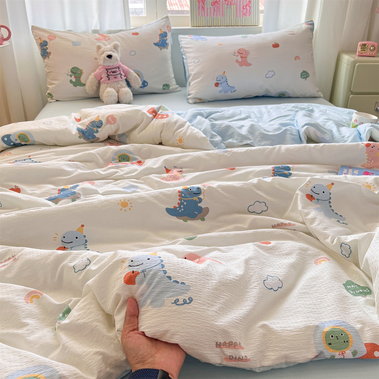 91家纺网 家纺一手货源 找家纺 盛秋家纺 2026新款皱皱纱印花夏被-萝拉 恐龙游记+天空蓝