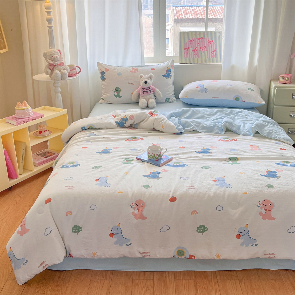 91家纺网 家纺一手货源 找家纺 盛秋家纺 2026新款皱皱纱印花夏被-萝拉 恐龙游记+天空蓝