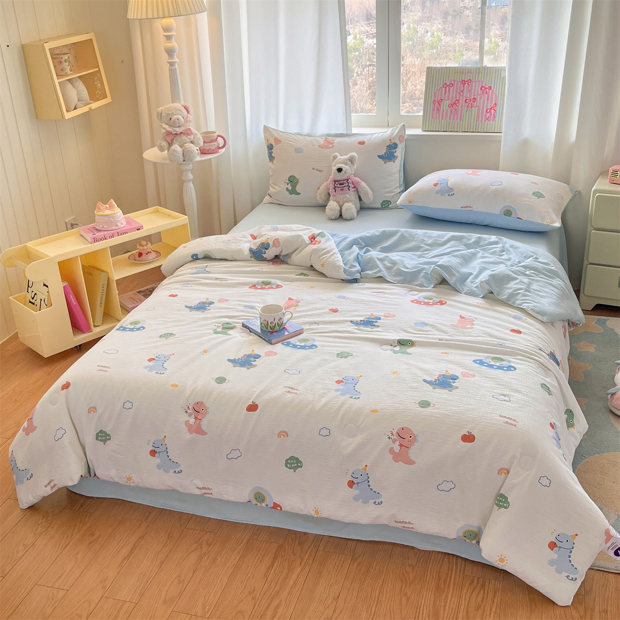 91家纺网 家纺一手货源 找家纺 盛秋家纺 2026新款皱皱纱印花夏被-萝拉 恐龙游记+天空蓝