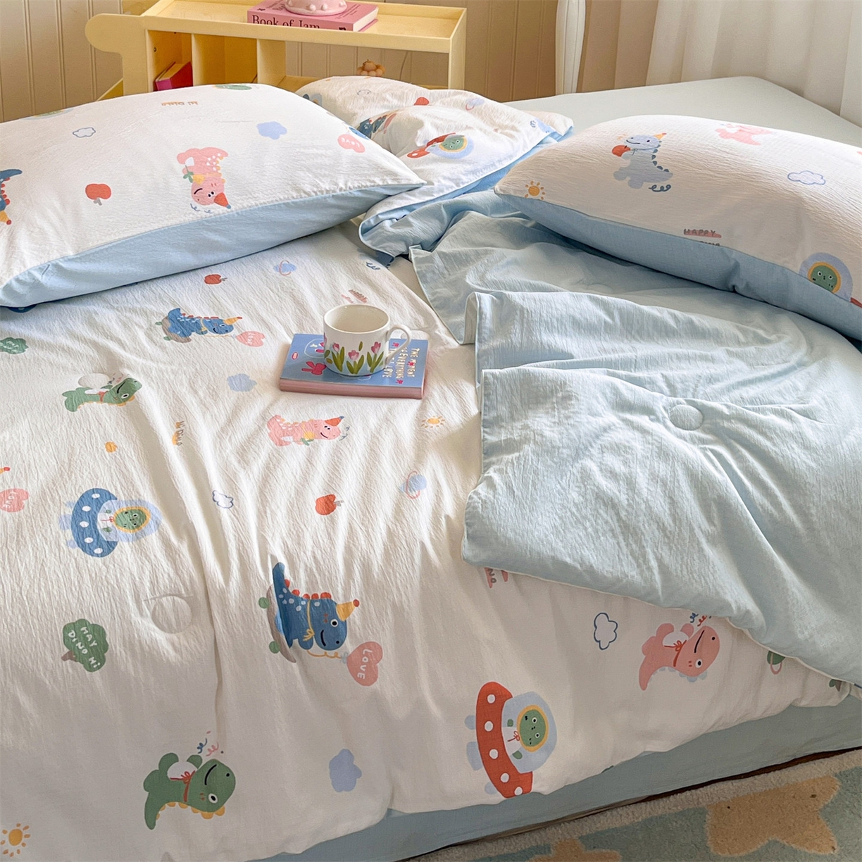 91家纺网 家纺一手货源 找家纺 盛秋家纺 2026新款皱皱纱印花夏被-萝拉 恐龙游记+天空蓝