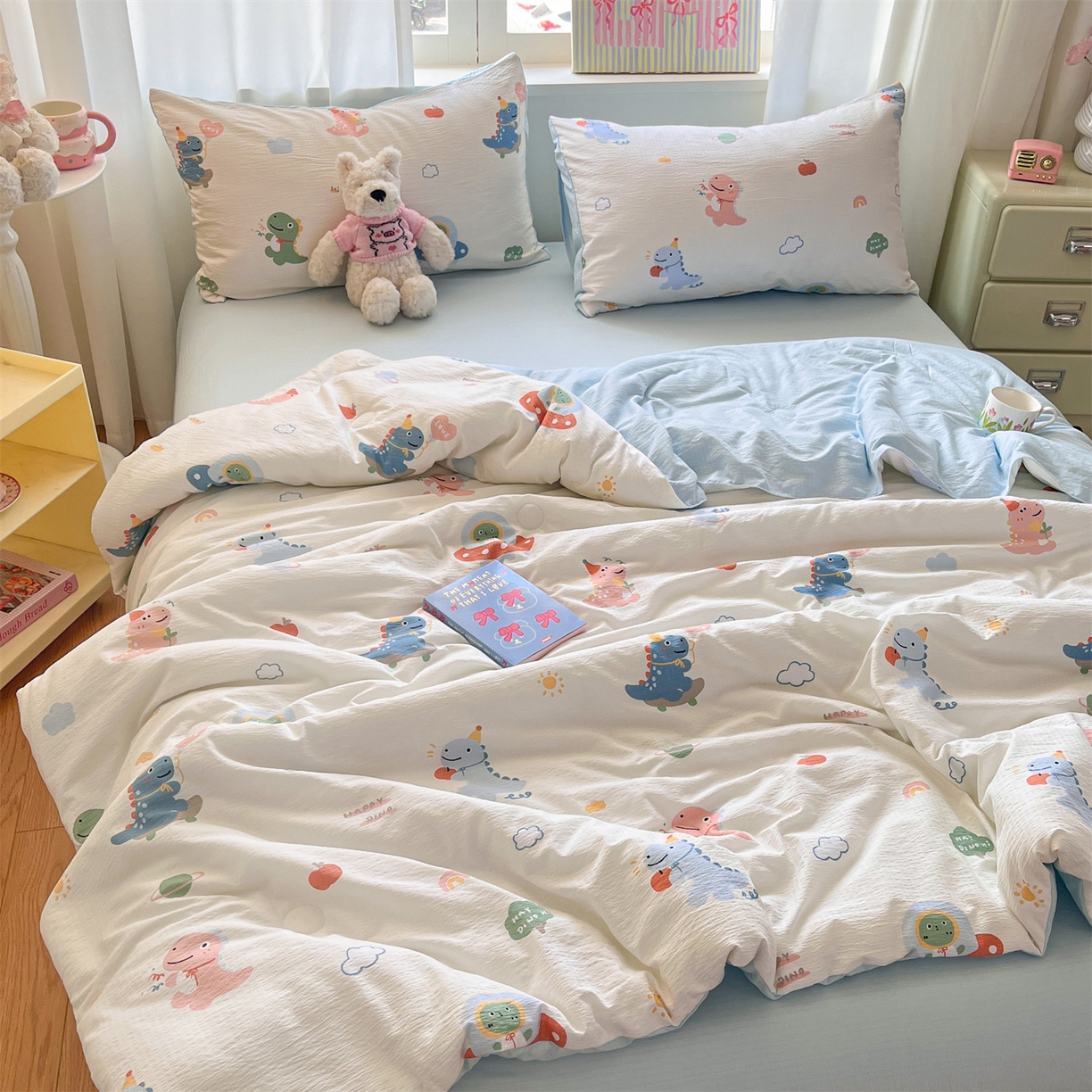 91家纺网 家纺一手货源 找家纺 盛秋家纺 2026新款皱皱纱印花夏被-萝拉 恐龙游记+天空蓝