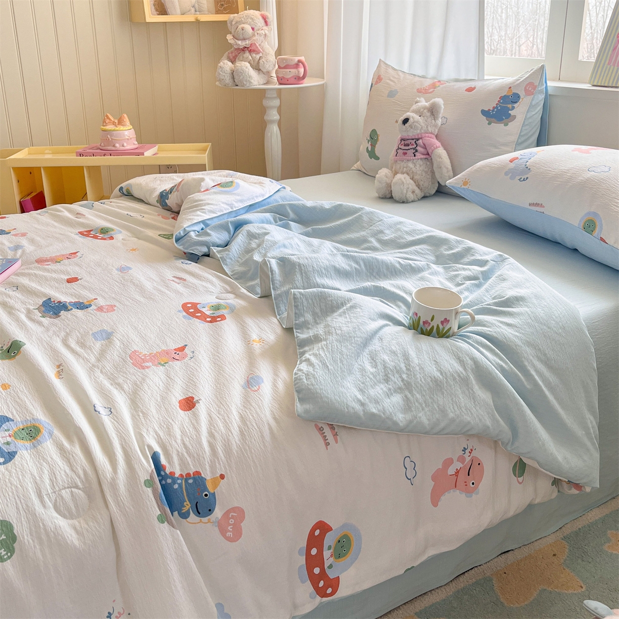 91家纺网 家纺一手货源 找家纺 盛秋家纺 2026新款皱皱纱印花夏被-萝拉 恐龙游记+天空蓝