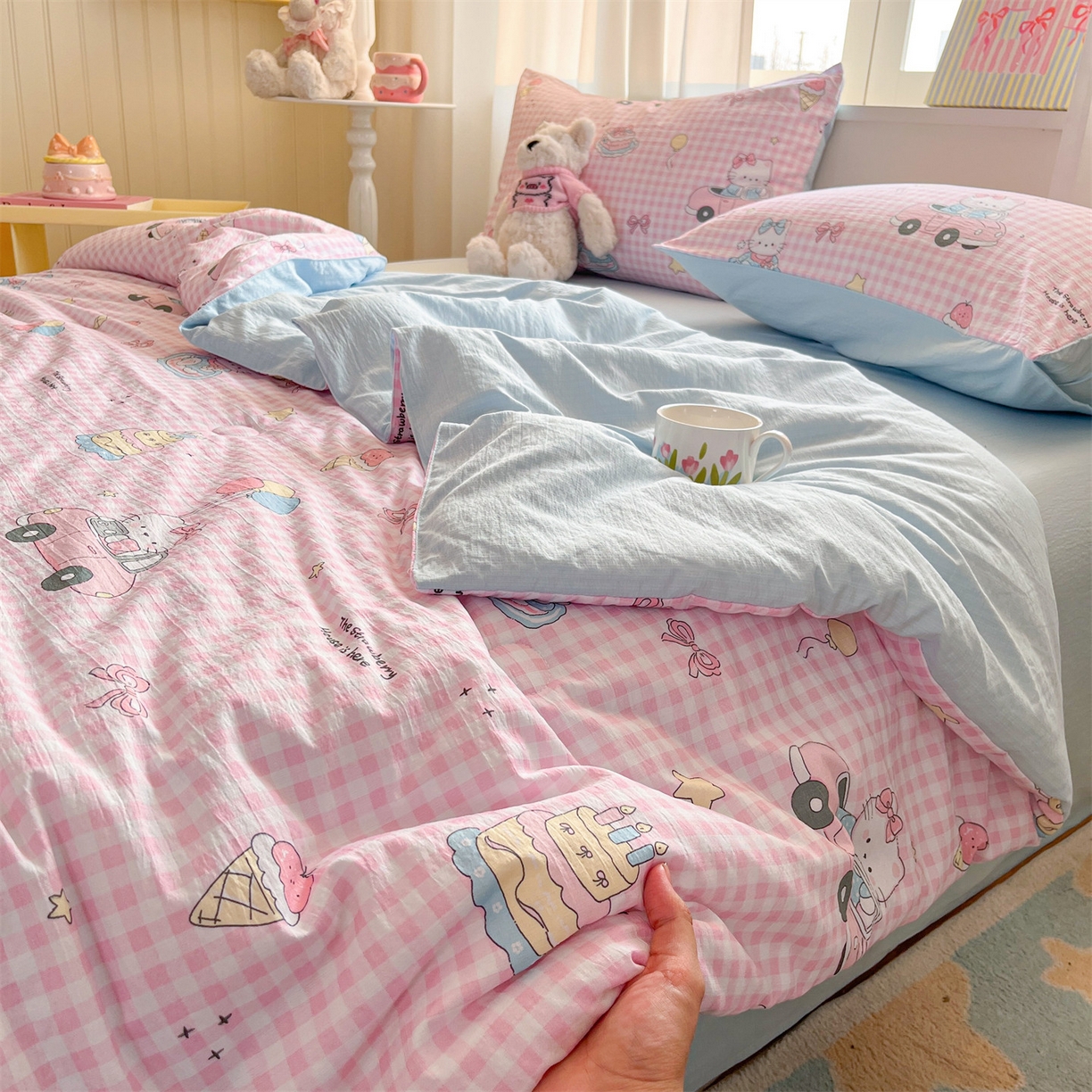 91家纺网 家纺一手货源 找家纺 盛秋家纺 2026新款皱皱纱印花夏被-萝拉 格子铺粉+天空蓝