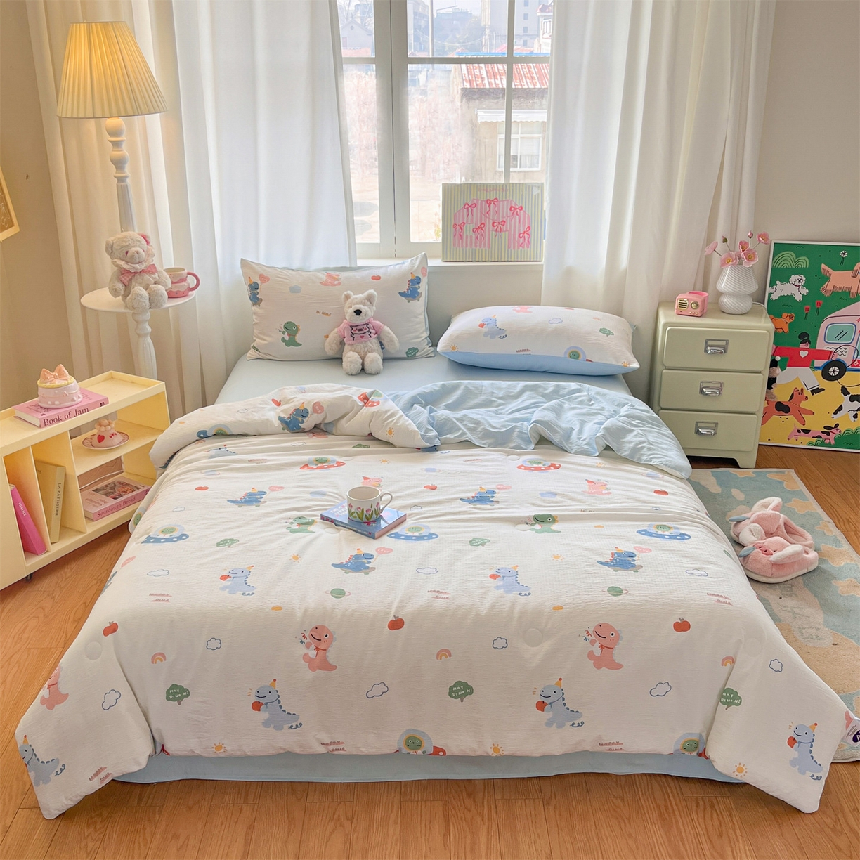 91家纺网 家纺一手货源 找家纺 盛秋家纺 2026新款皱皱纱印花夏被-萝拉 恐龙游记+天空蓝