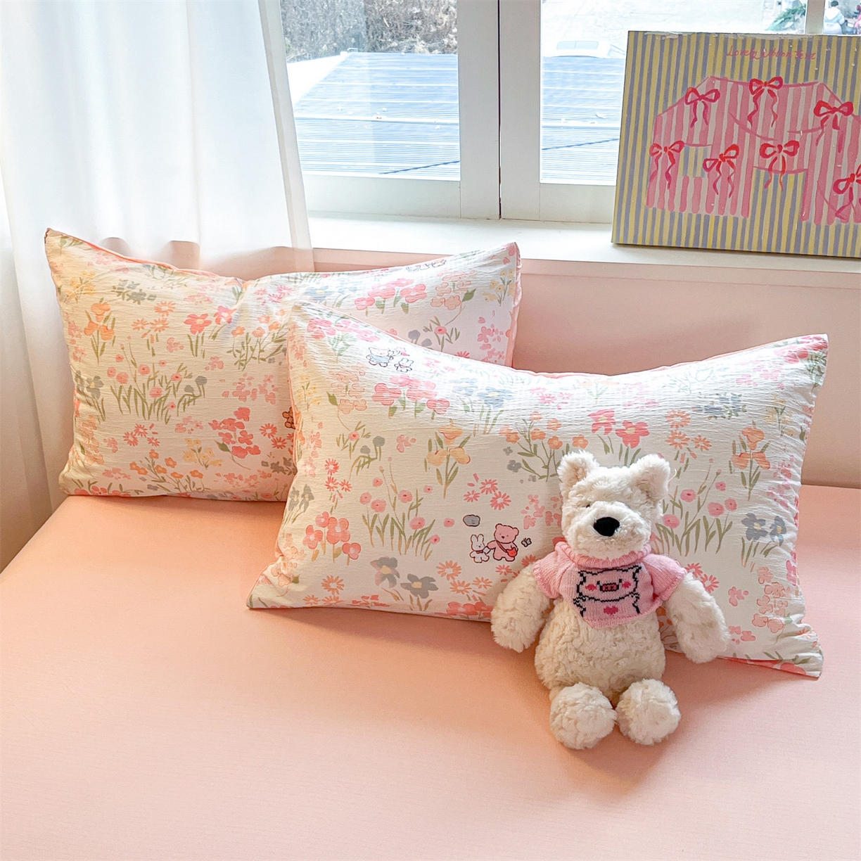 91家纺网 家纺一手货源 找家纺 盛秋家纺 2026新款皱皱纱印花夏被-萝拉 花丛小熊+奶油粉