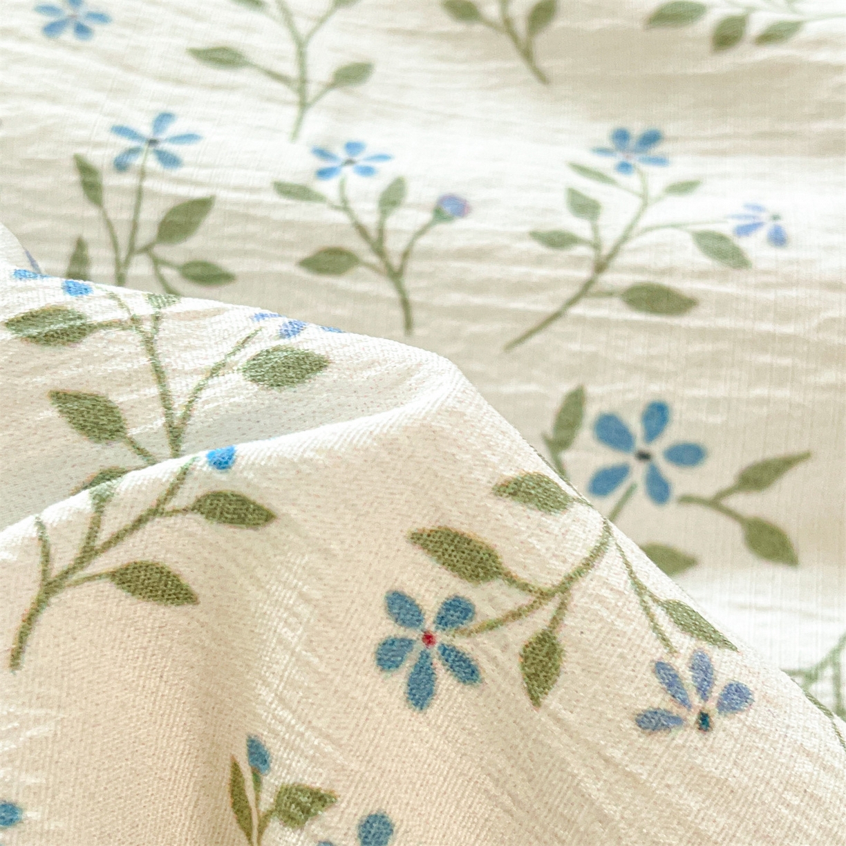 91家纺网 家纺一手货源 找家纺 盛秋家纺 2026新款皱皱纱印花夏被-萝拉 小熊小花+麦绿