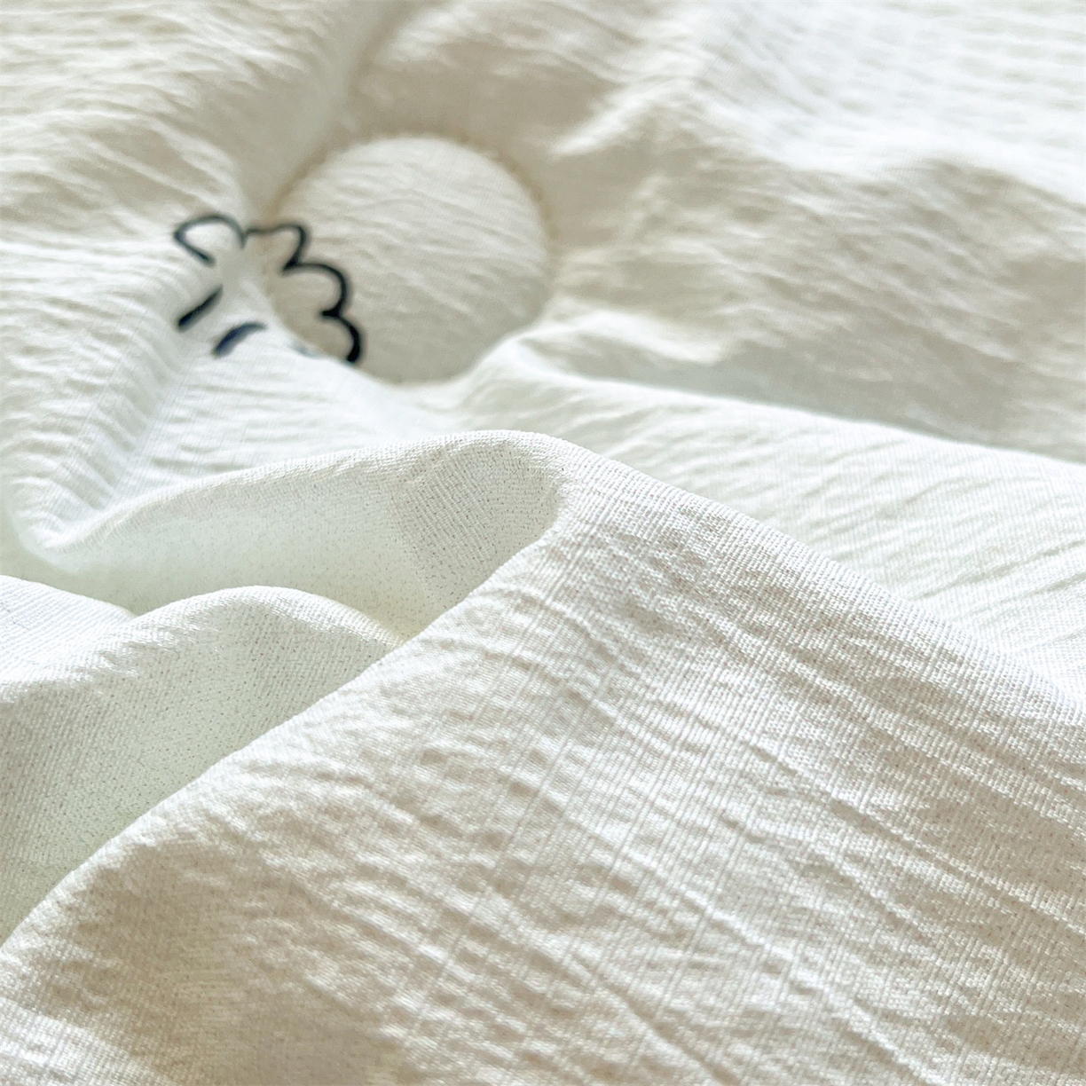 91家纺网 家纺一手货源 找家纺 盛秋家纺 2026新款皱皱纱印花夏被-萝拉 快乐时光+深咖