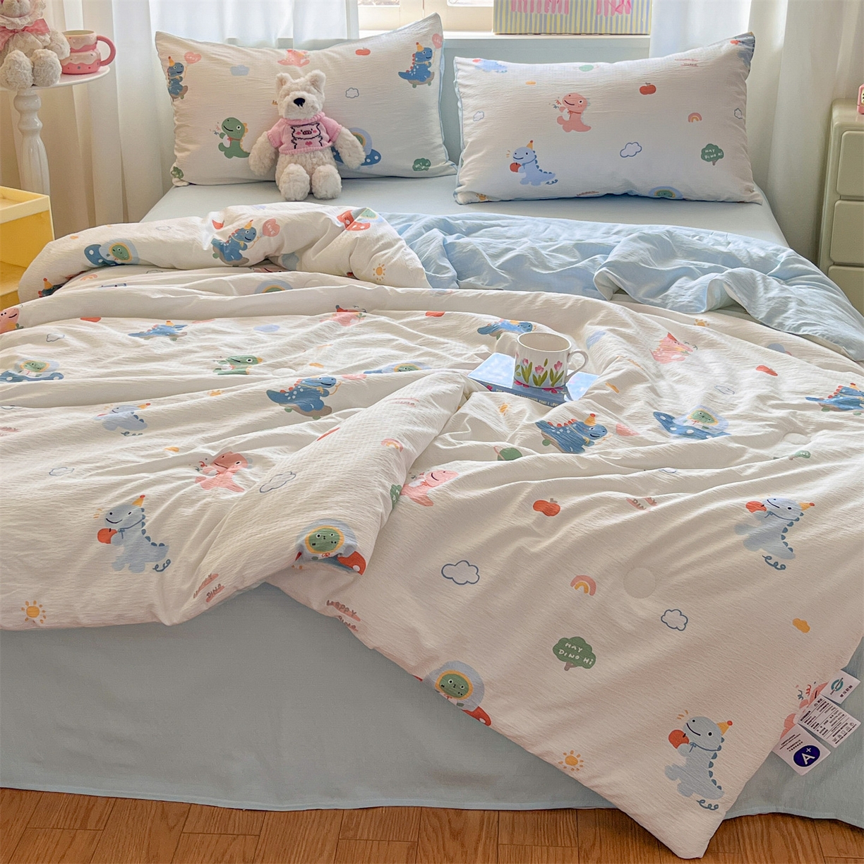 91家纺网 家纺一手货源 找家纺 盛秋家纺 2026新款皱皱纱印花夏被-萝拉 恐龙游记+天空蓝