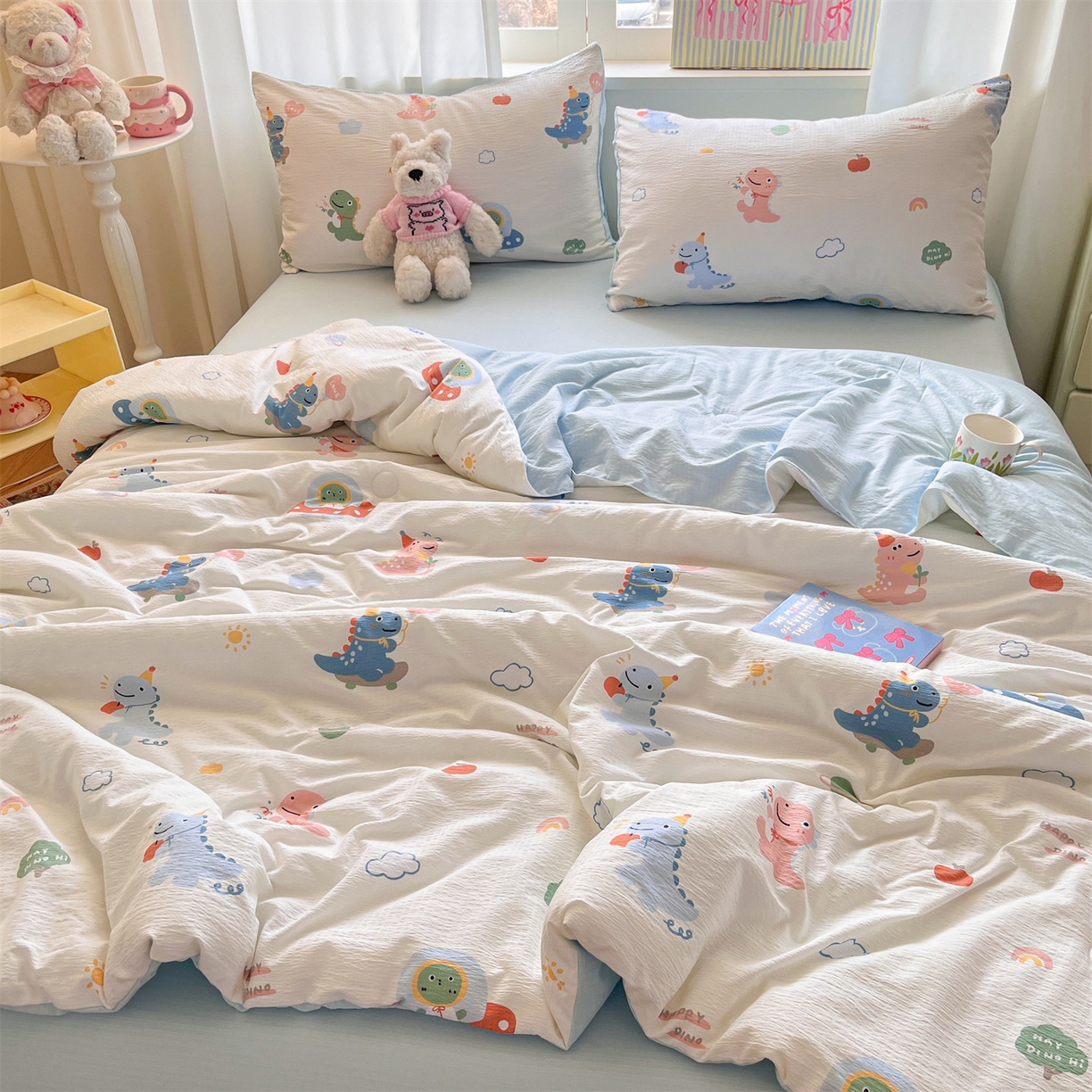 91家纺网 家纺一手货源 找家纺 盛秋家纺 2026新款皱皱纱印花夏被-萝拉 恐龙游记+天空蓝