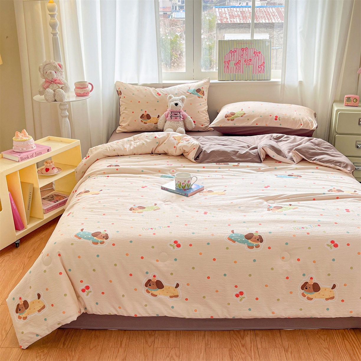 91家纺网 家纺一手货源 找家纺 盛秋家纺 2026新款皱皱纱印花夏被-萝拉 派对狗+深咖