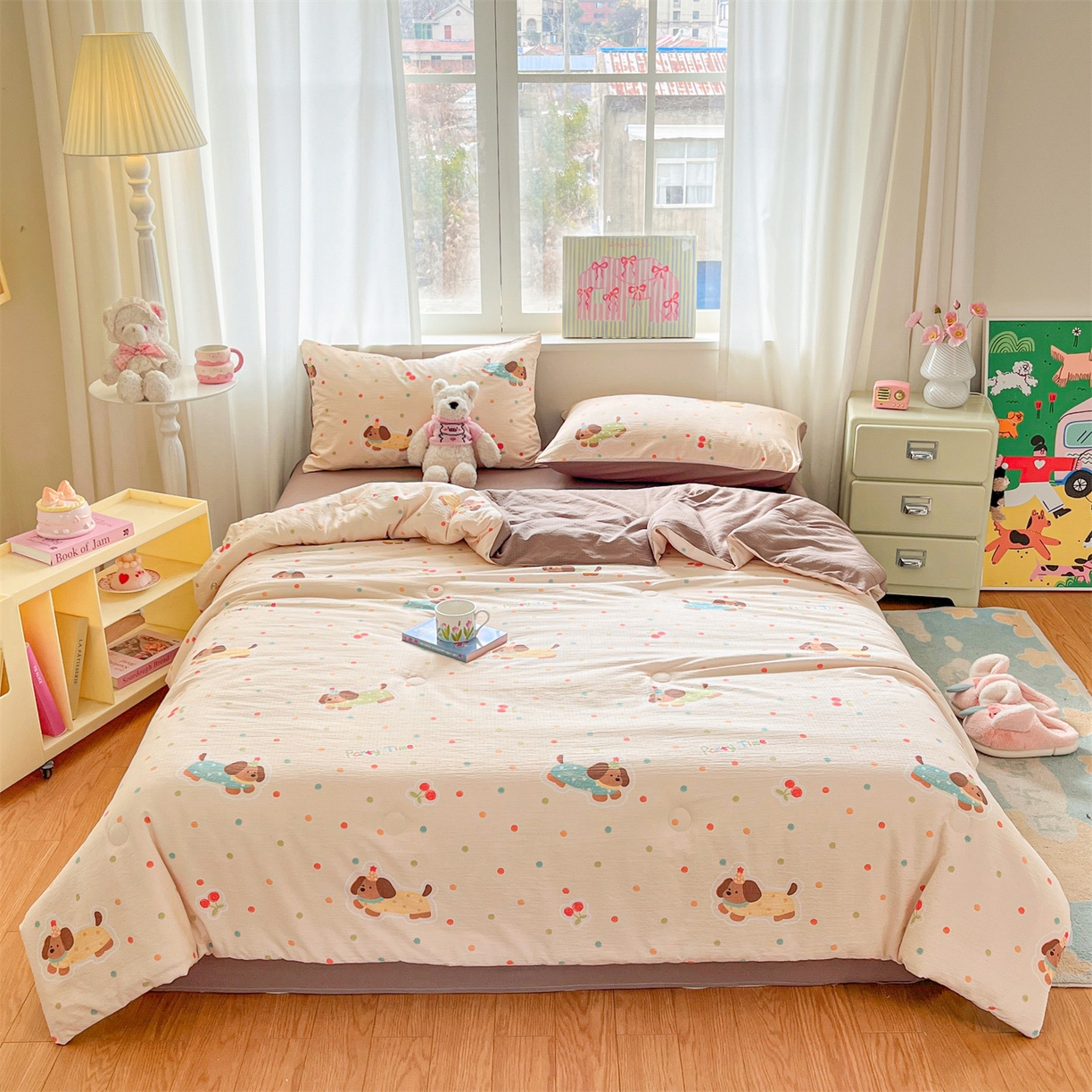 91家纺网 家纺一手货源 找家纺 盛秋家纺 2026新款皱皱纱印花夏被-萝拉 派对狗+深咖