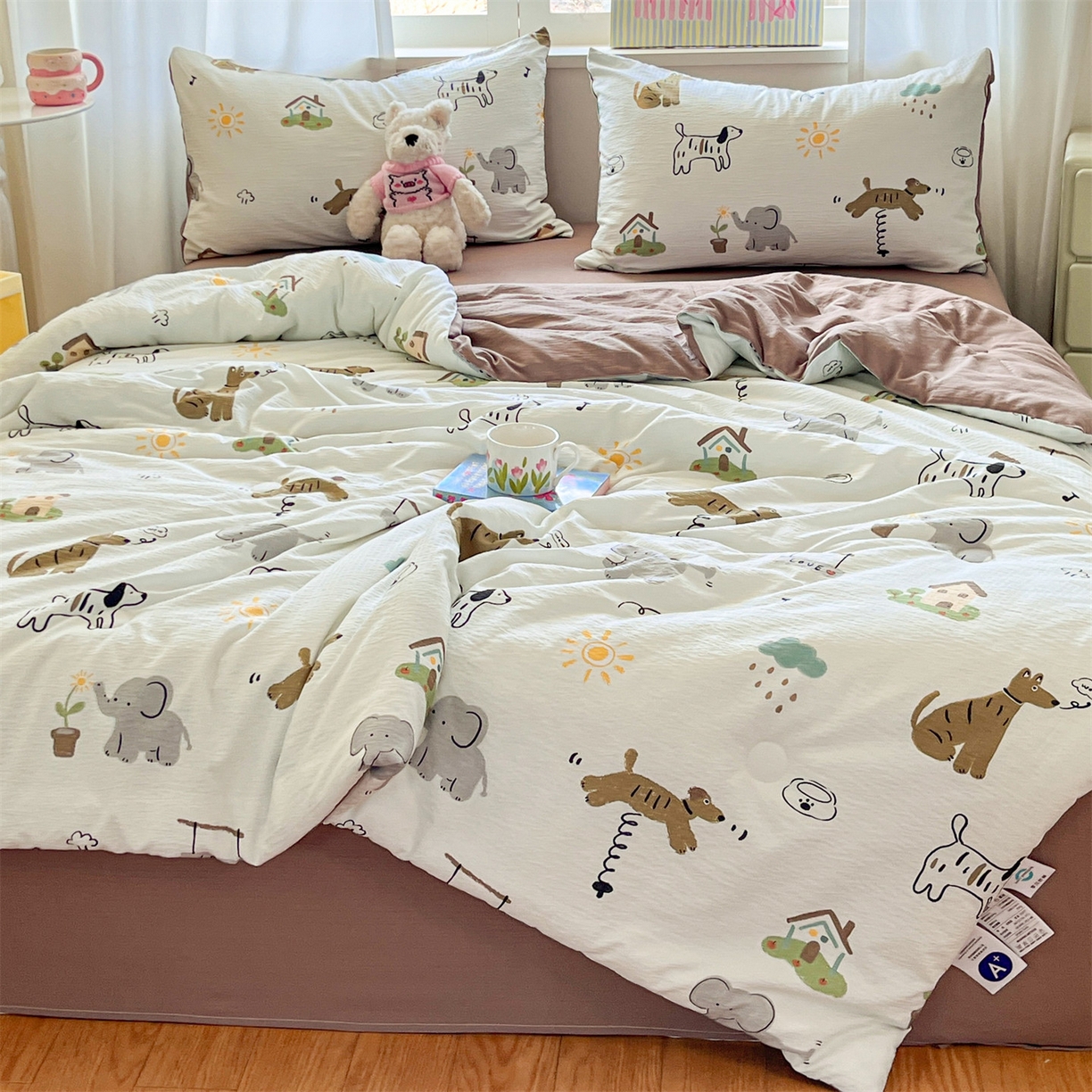 91家纺网 家纺一手货源 找家纺 盛秋家纺 2026新款皱皱纱印花夏被-萝拉 快乐时光+深咖