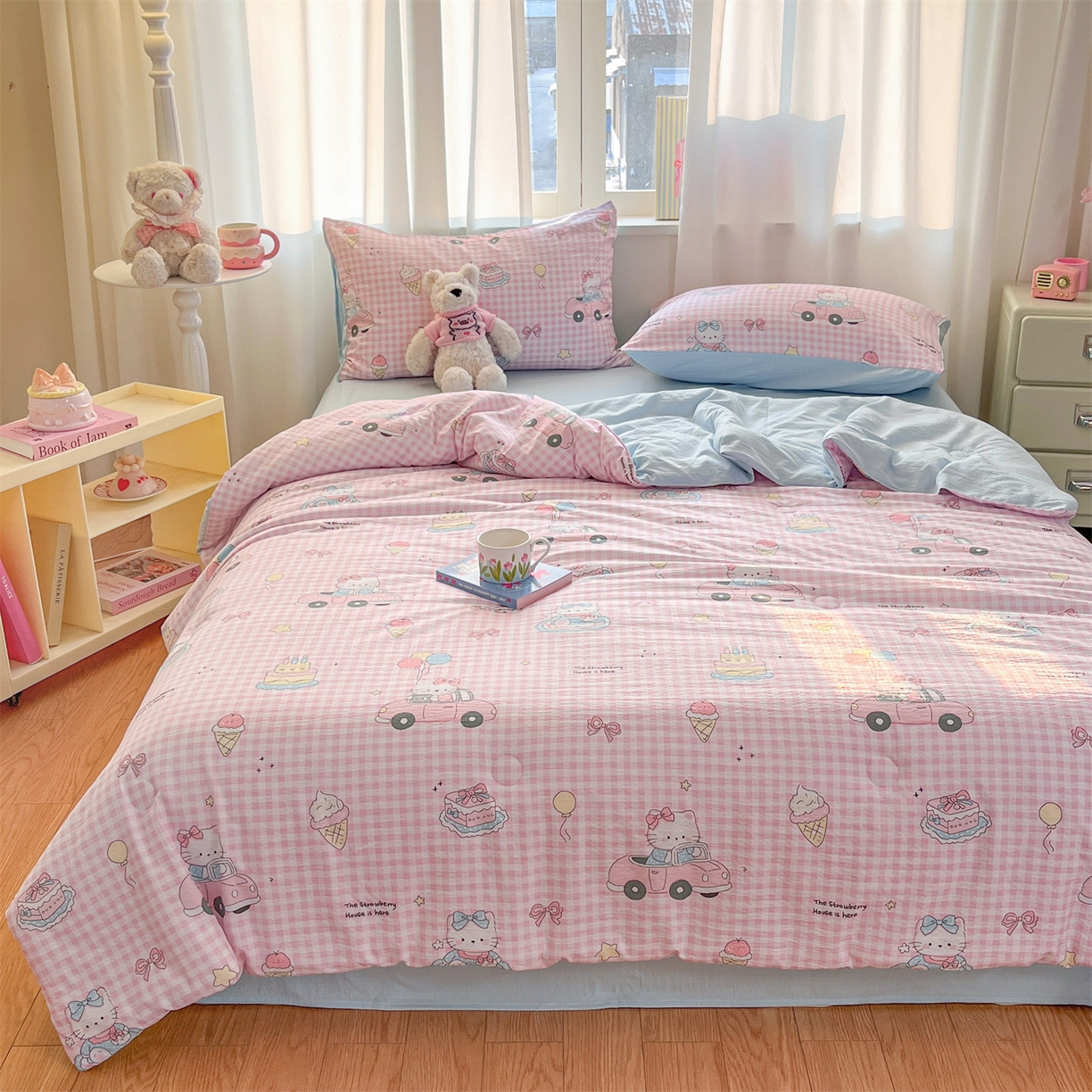 91家纺网 家纺一手货源 找家纺 盛秋家纺 2026新款皱皱纱印花夏被-萝拉 格子铺粉+天空蓝