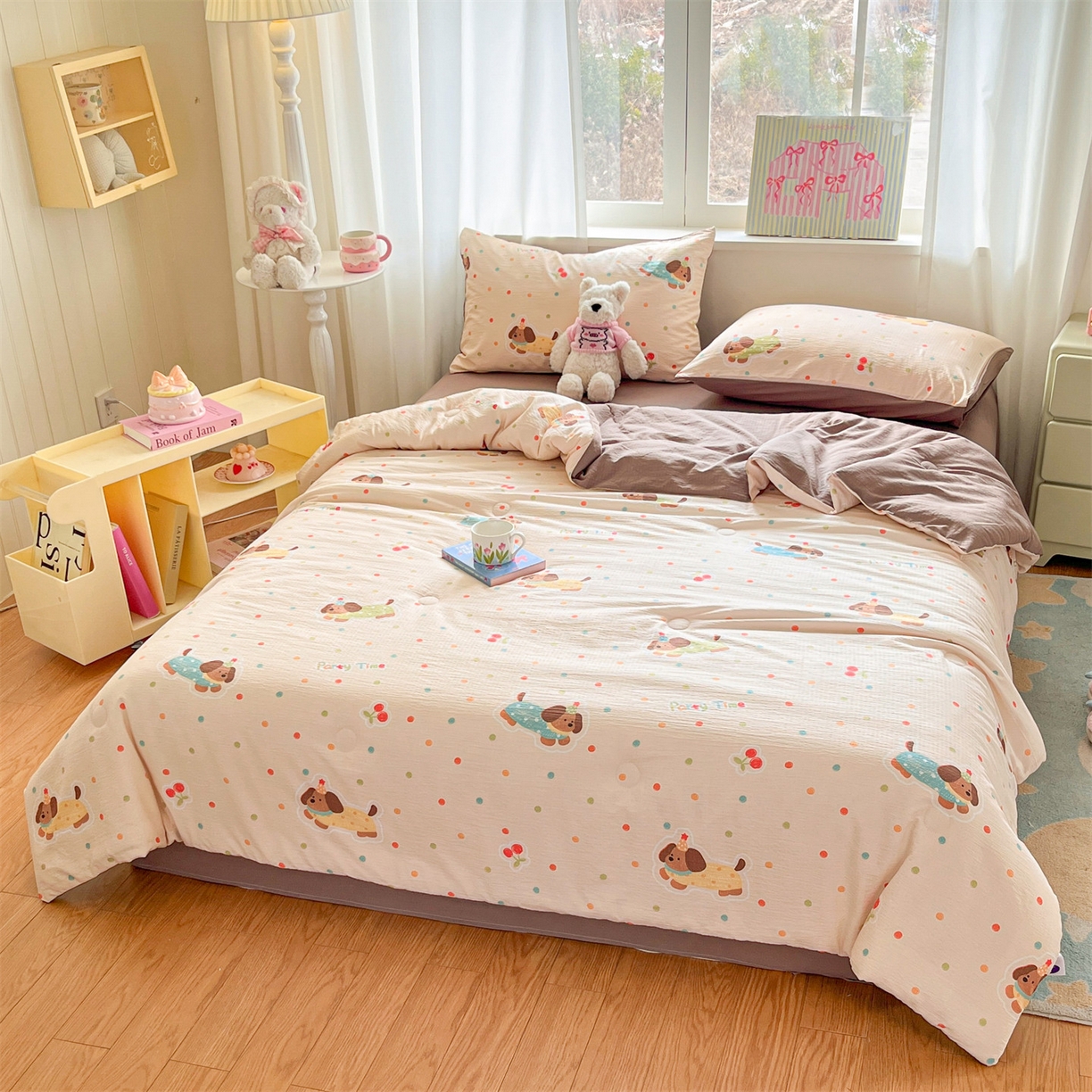 91家纺网 家纺一手货源 找家纺 盛秋家纺 2026新款皱皱纱印花夏被-萝拉 派对狗+深咖