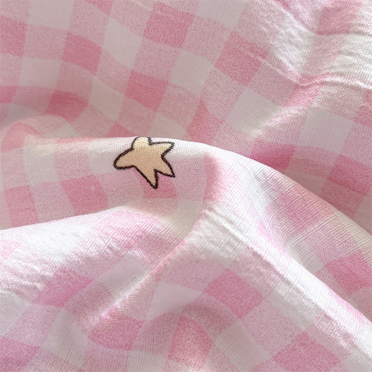 91家纺网 家纺一手货源 找家纺 盛秋家纺 2026新款皱皱纱印花夏被-萝拉 格子铺粉+天空蓝