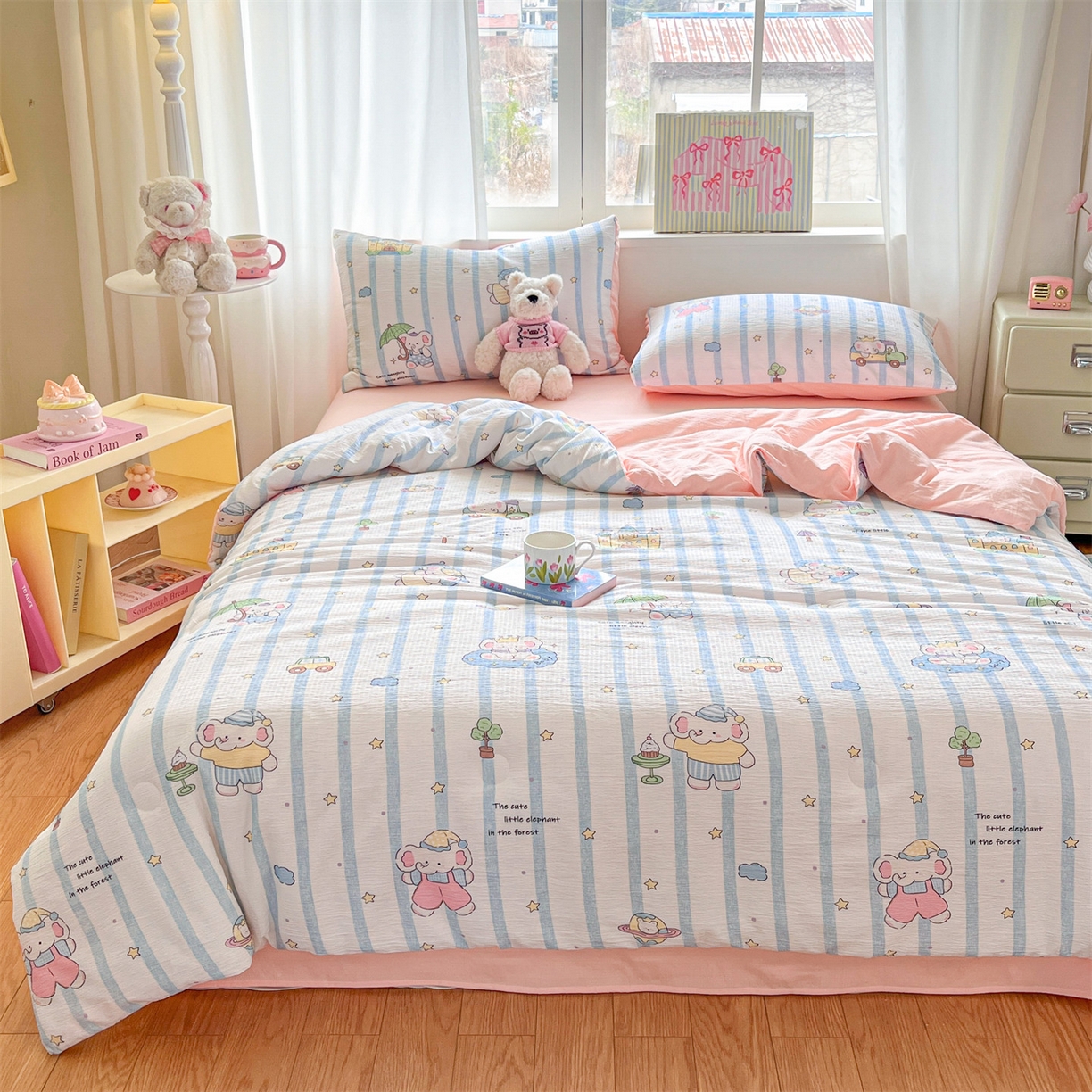 91家纺网 家纺一手货源 找家纺 盛秋家纺 2026新款皱皱纱印花夏被-萝拉 森林小象+奶油粉