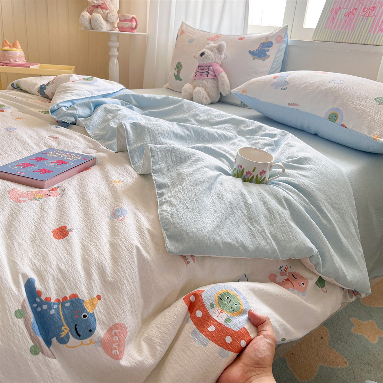 91家纺网 家纺一手货源 找家纺 盛秋家纺 2026新款皱皱纱印花夏被-萝拉 恐龙游记+天空蓝