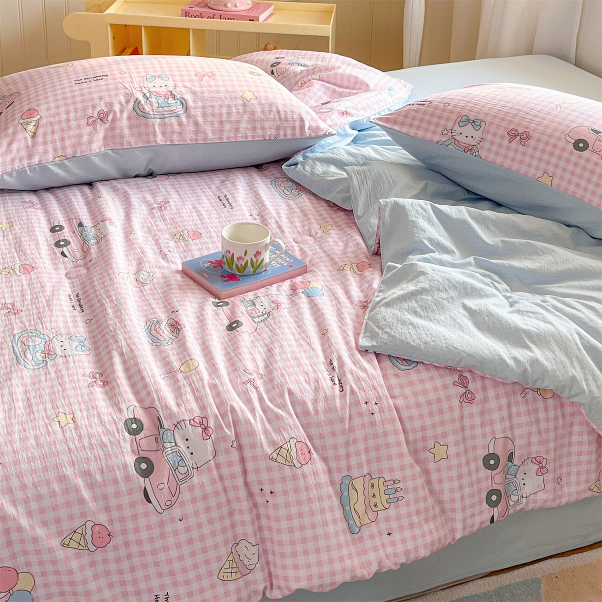 91家纺网 家纺一手货源 找家纺 盛秋家纺 2026新款皱皱纱印花夏被-萝拉 格子铺粉+天空蓝