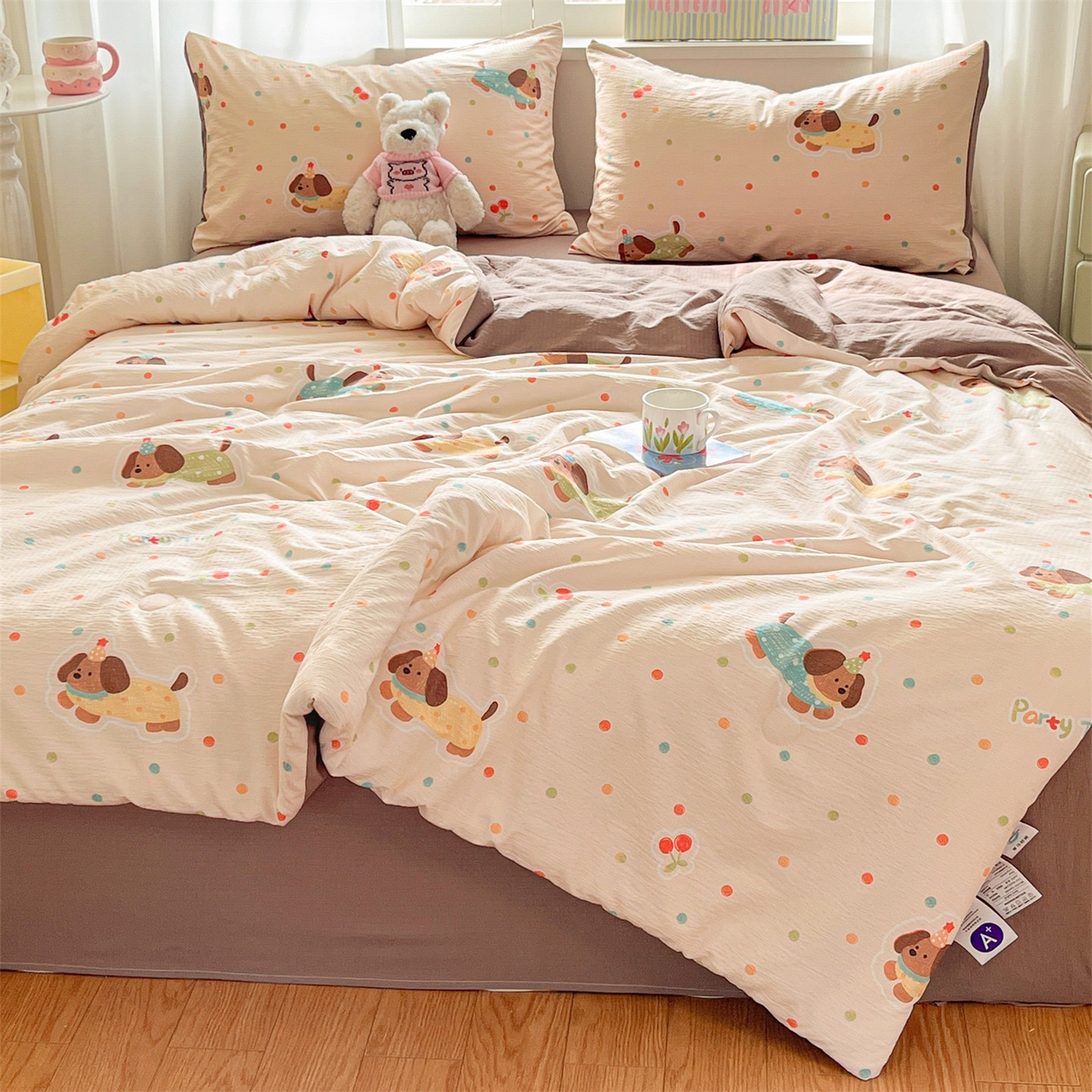 91家纺网 家纺一手货源 找家纺 盛秋家纺 2026新款皱皱纱印花夏被-萝拉 派对狗+深咖