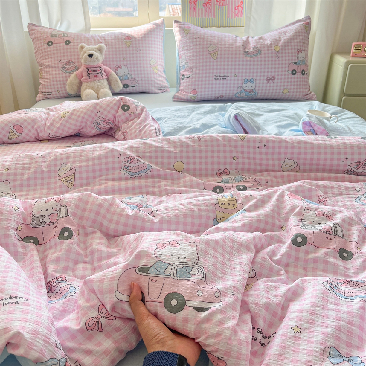 91家纺网 家纺一手货源 找家纺 盛秋家纺 2026新款皱皱纱印花夏被-萝拉 格子铺粉+天空蓝