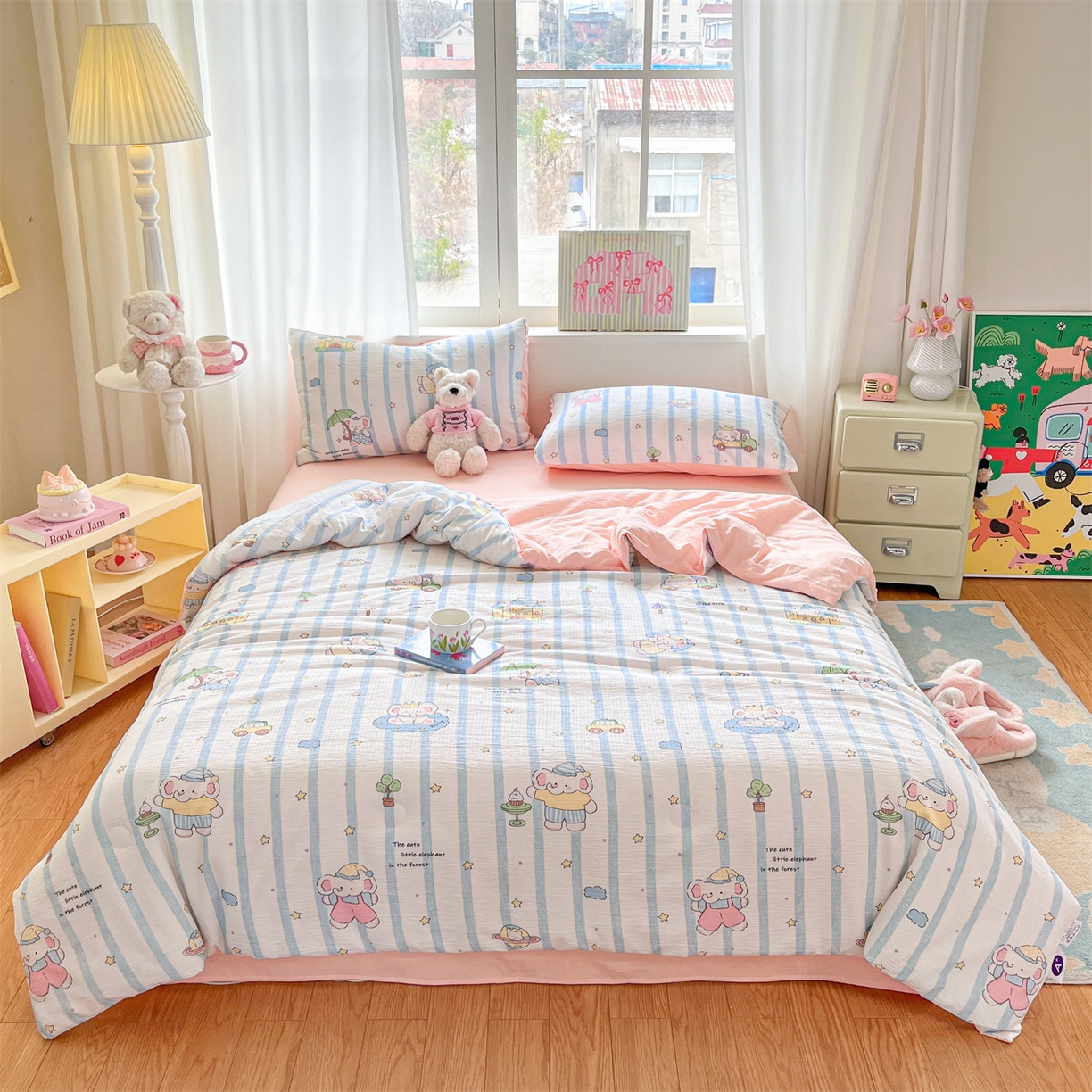 91家纺网 家纺一手货源 找家纺 盛秋家纺 2026新款皱皱纱印花夏被-萝拉 森林小象+奶油粉