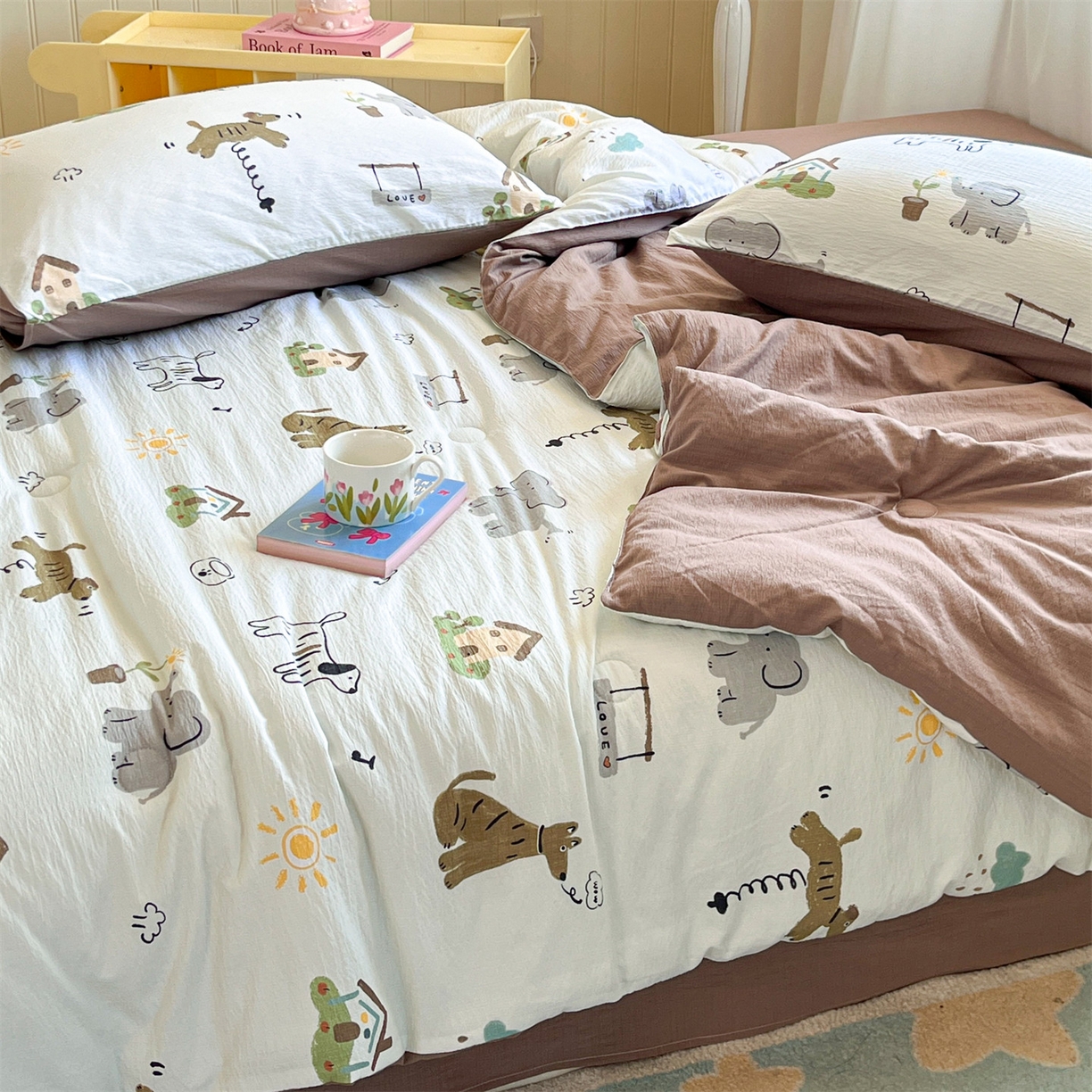 91家纺网 家纺一手货源 找家纺 盛秋家纺 2026新款皱皱纱印花夏被-萝拉 快乐时光+深咖