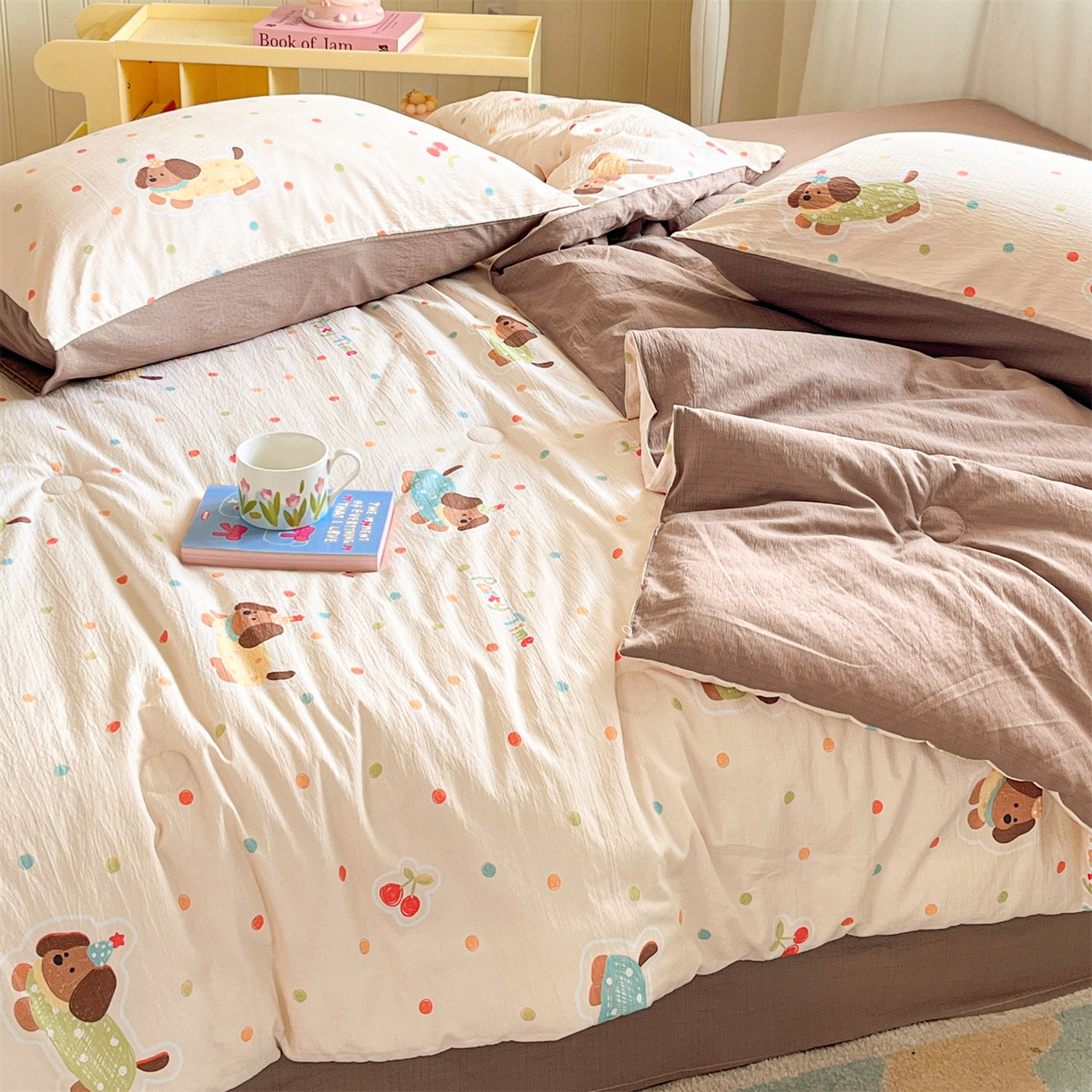 91家纺网 家纺一手货源 找家纺 盛秋家纺 2026新款皱皱纱印花夏被-萝拉 派对狗+深咖