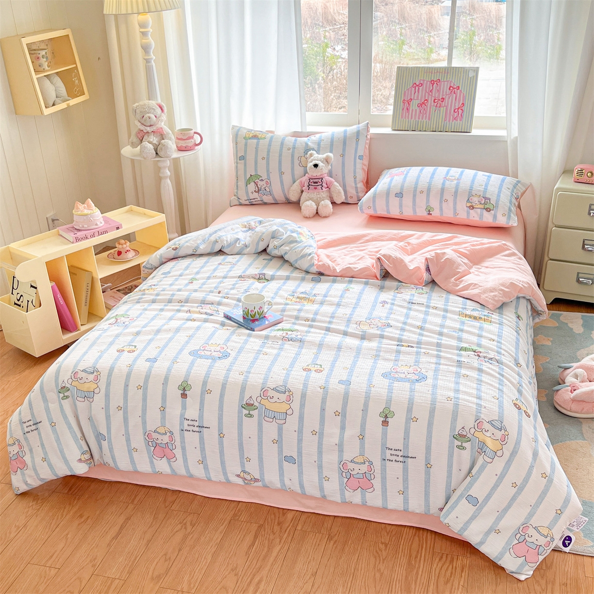 91家纺网 家纺一手货源 找家纺 盛秋家纺 2026新款皱皱纱印花夏被-萝拉 森林小象+奶油粉