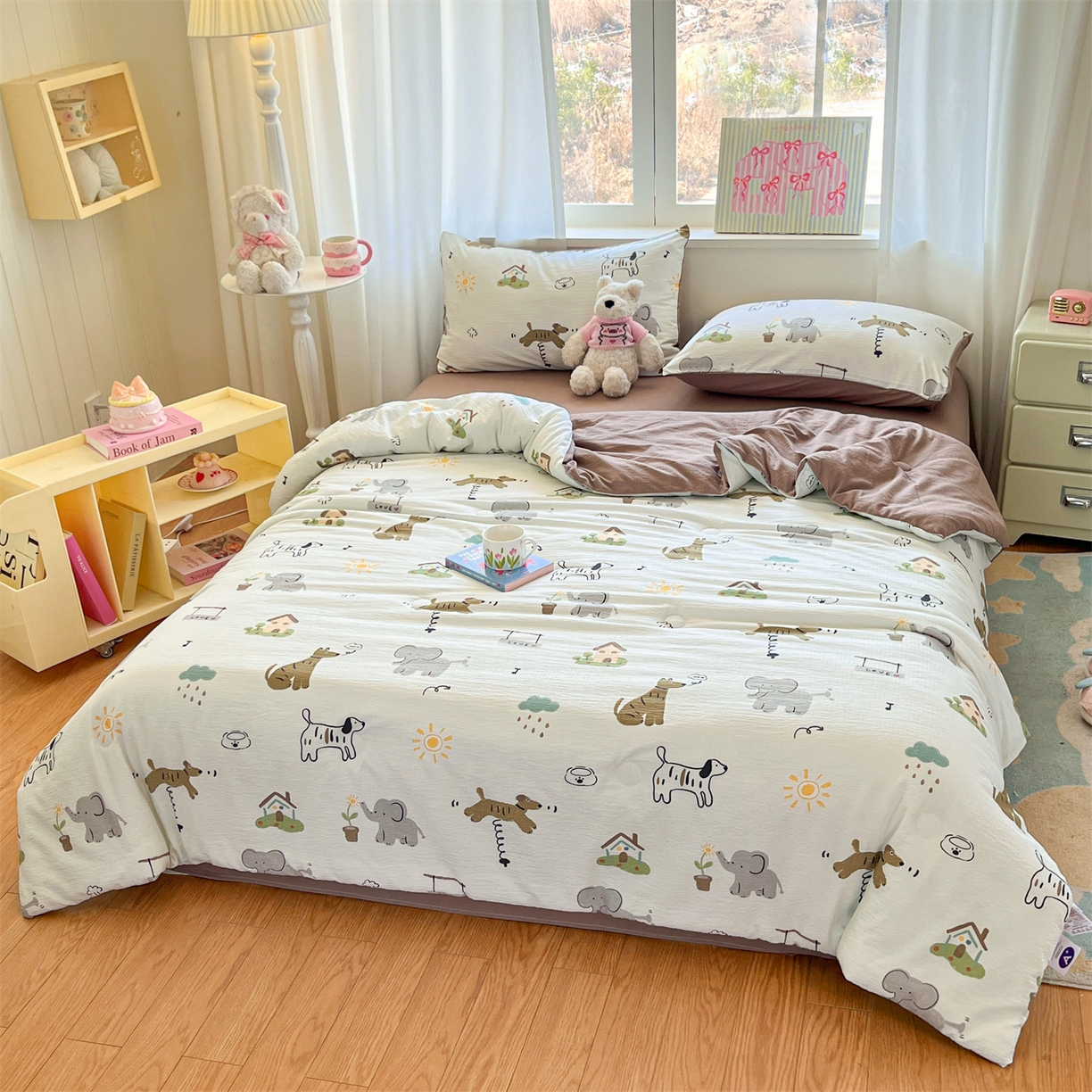 91家纺网 家纺一手货源 找家纺 盛秋家纺 2026新款皱皱纱印花夏被-萝拉 快乐时光+深咖