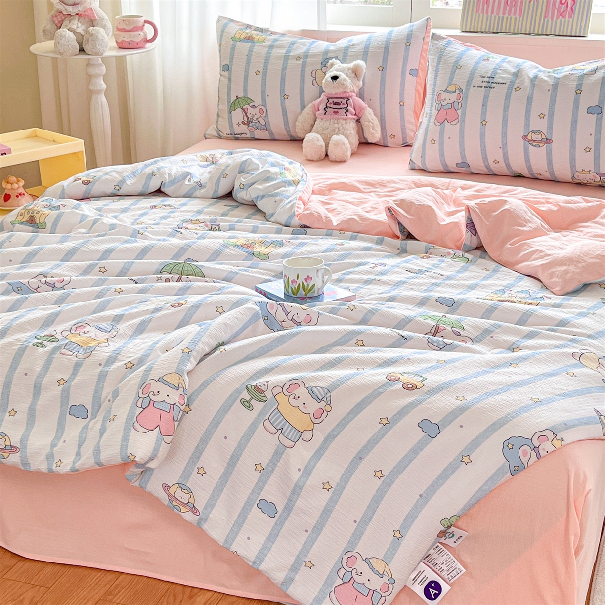 91家纺网 家纺一手货源 找家纺 盛秋家纺 2026新款皱皱纱印花夏被-萝拉 森林小象+奶油粉