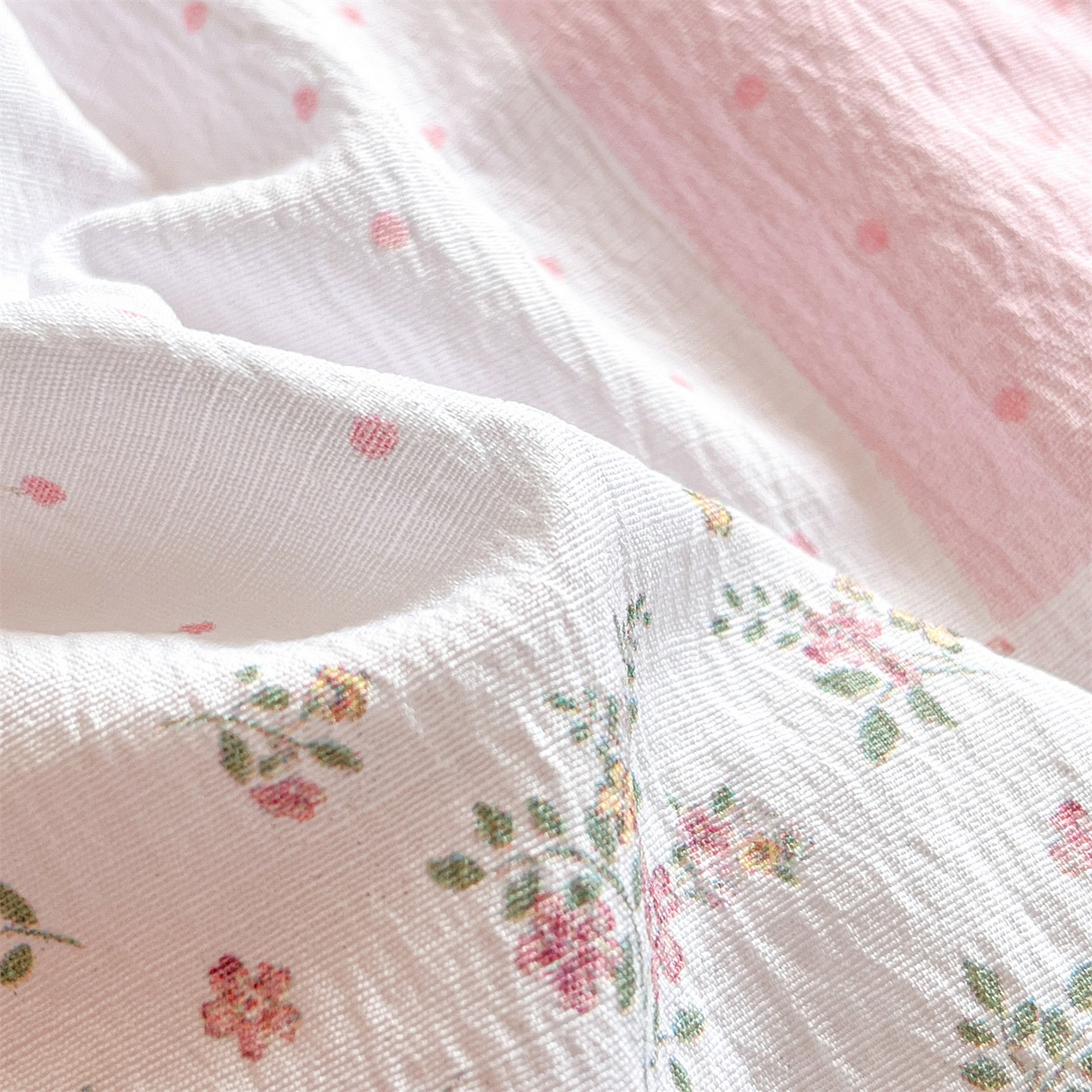 91家纺网 家纺一手货源 找家纺 盛秋家纺 2026新款皱皱纱印花夏被-萝拉 格子花园+奶油粉