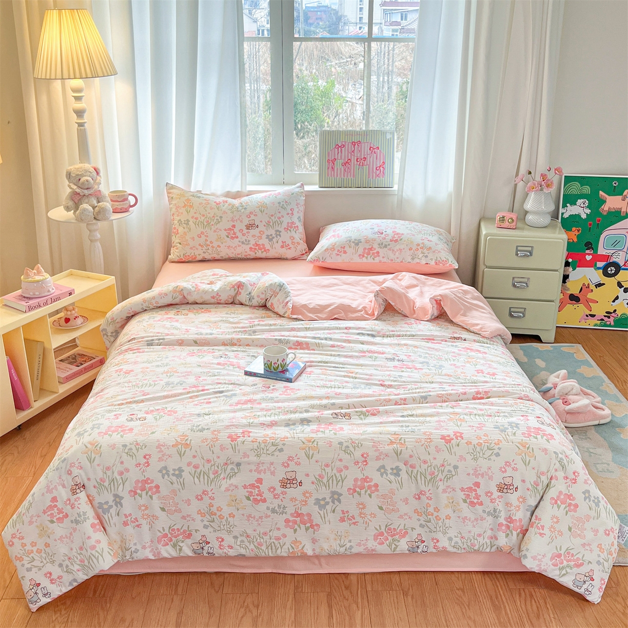 91家纺网 家纺一手货源 找家纺 盛秋家纺 2026新款皱皱纱印花夏被-萝拉 花丛小熊+奶油粉