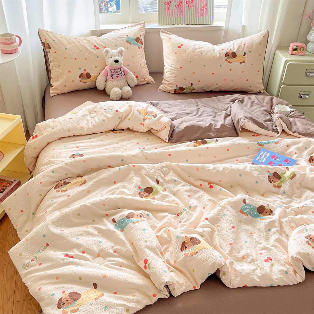 91家纺网 家纺一手货源 找家纺 盛秋家纺 2026新款皱皱纱印花夏被-萝拉 派对狗+深咖