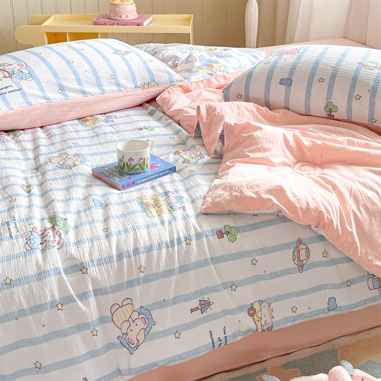 91家纺网 家纺一手货源 找家纺 盛秋家纺 2026新款皱皱纱印花夏被-萝拉 森林小象+奶油粉