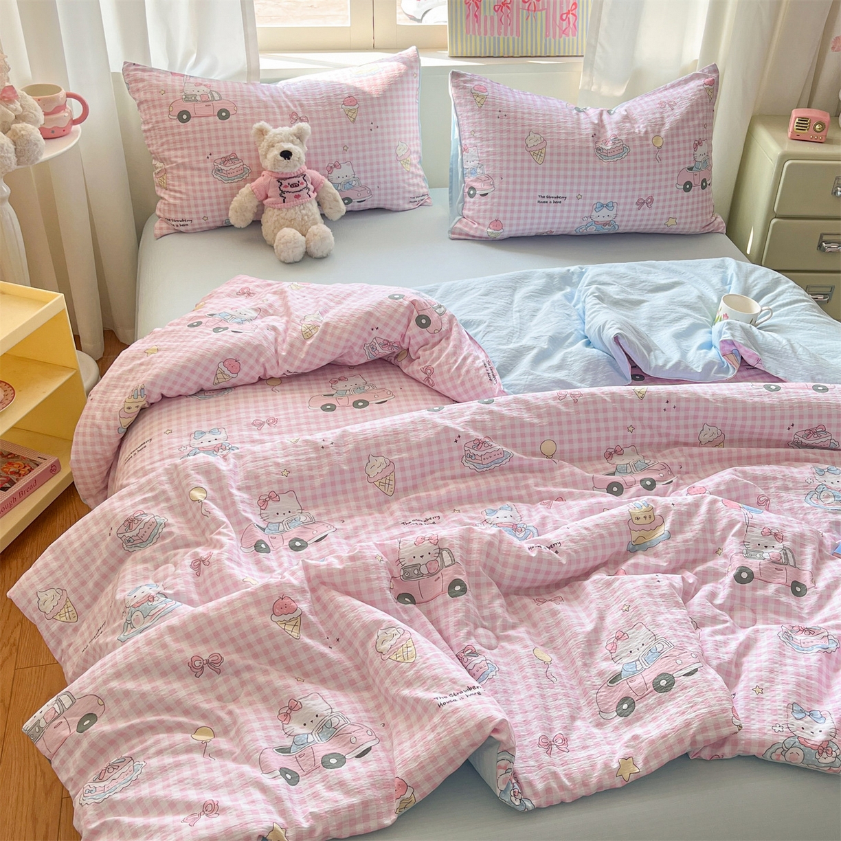 91家纺网 家纺一手货源 找家纺 盛秋家纺 2026新款皱皱纱印花夏被-萝拉 格子铺粉+天空蓝