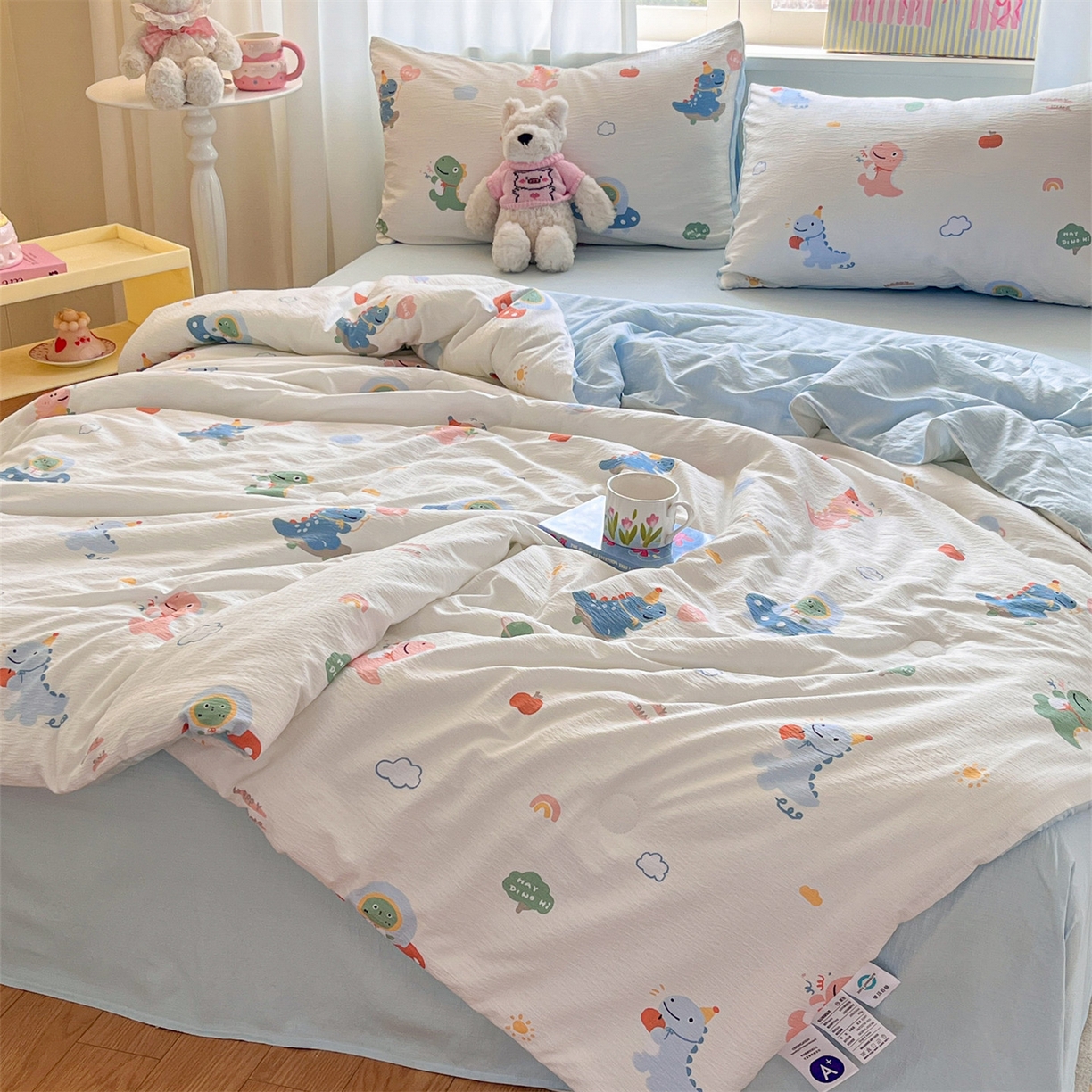 91家纺网 家纺一手货源 找家纺 盛秋家纺 2026新款皱皱纱印花夏被-萝拉 恐龙游记+天空蓝