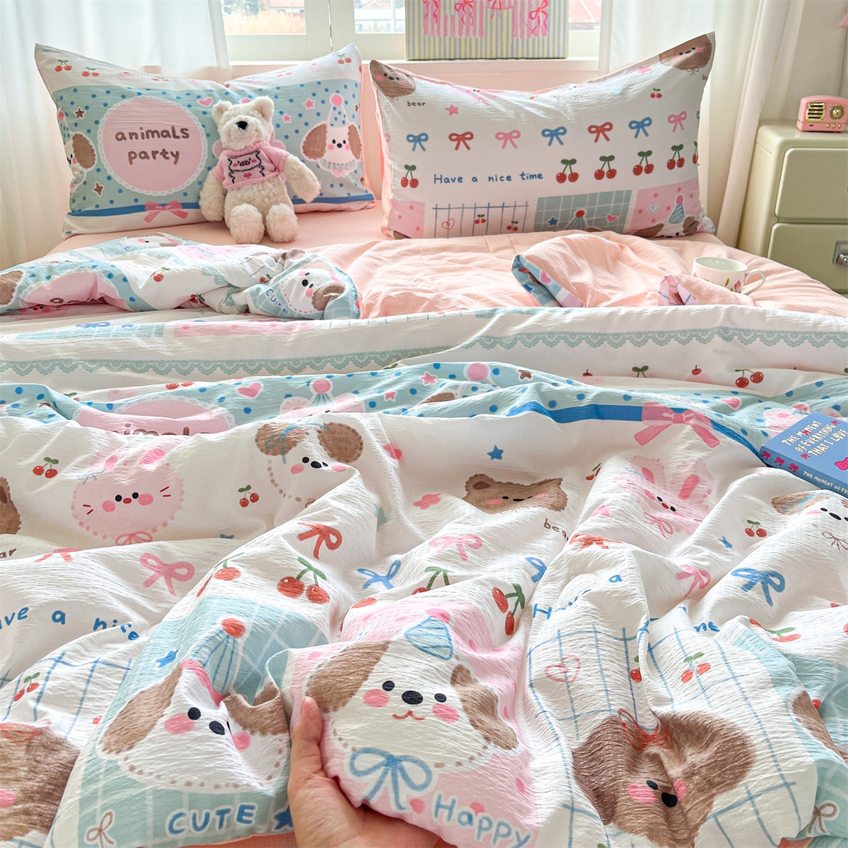 91家纺网 家纺一手货源 找家纺 盛秋家纺 2026新款皱皱纱印花夏被-萝拉 小狗来信+奶油粉